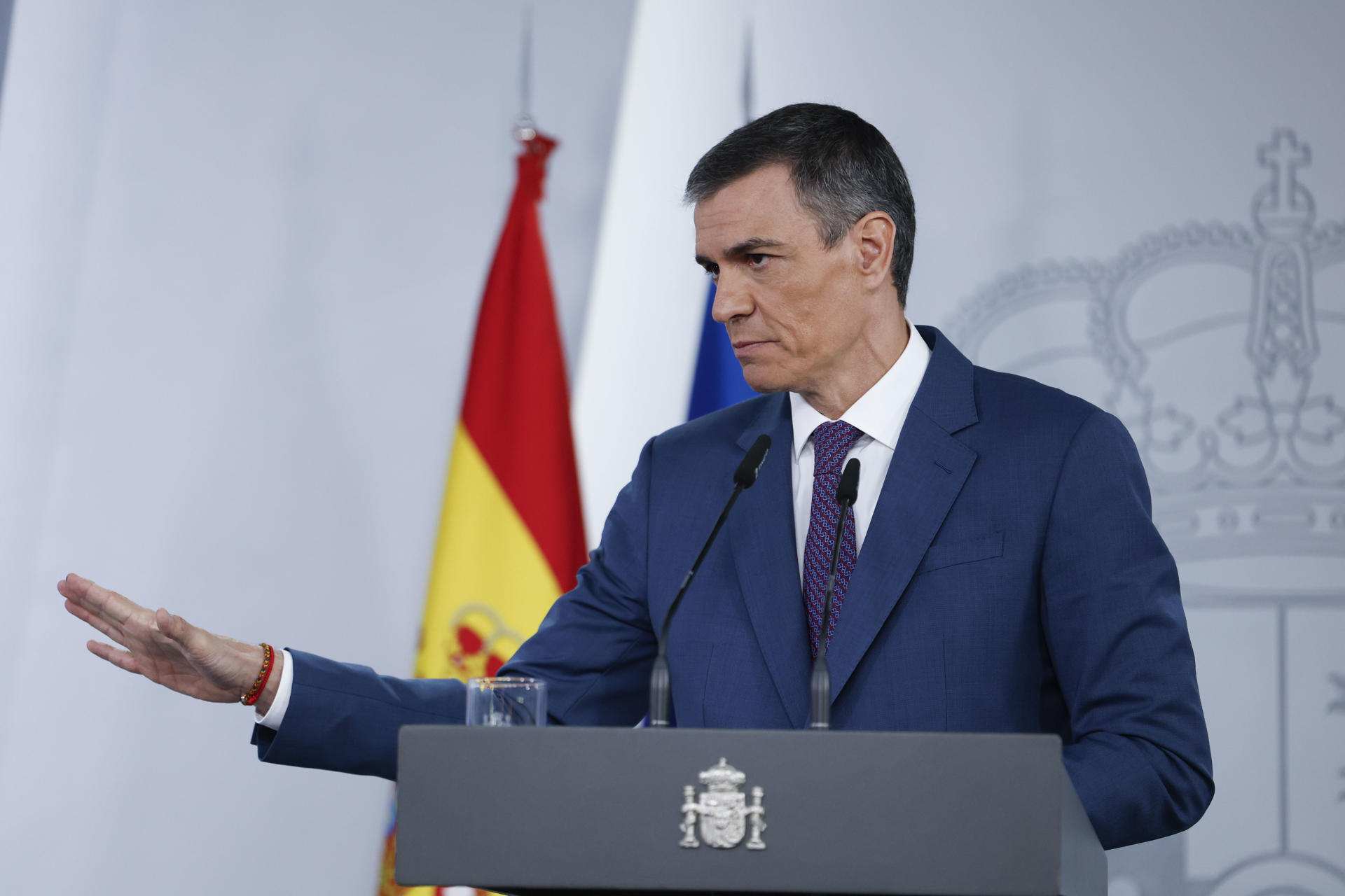 El presidente del Gobierno, Pedro Sánchez, hace una declaración ante los medios este martes en el Palacio de la Moncloa. EFE/ Javier Lizón