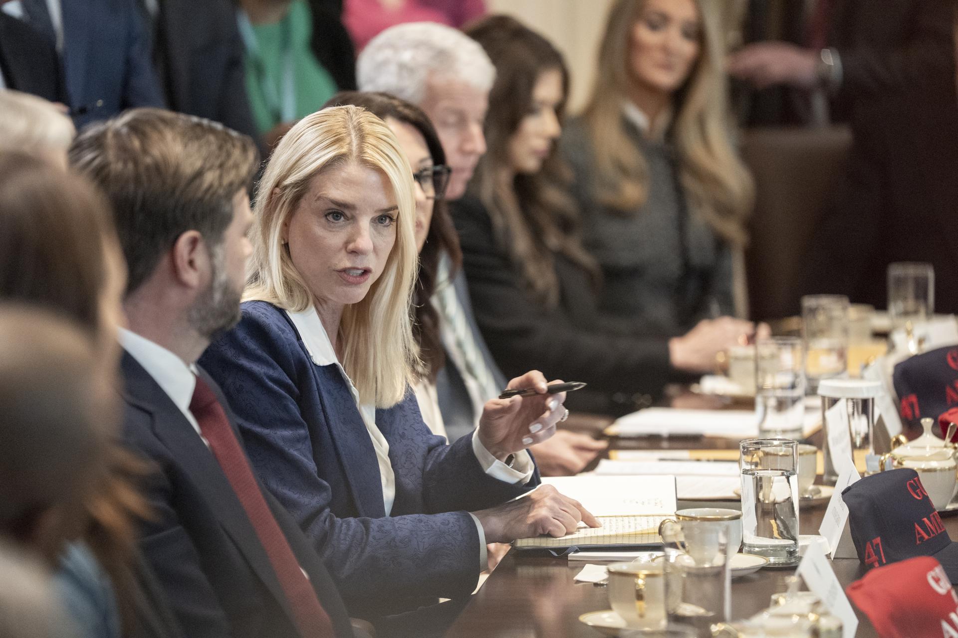 La fiscal general de Estados Unidos, Pam Bondi (C), habla durante una reunión del gabinete celebrada por el presidente de Estados Unidos, Donald Trump (no en la foto), en la Sala del Gabinete de la Casa Blanca en Washington, DC, EE.UU., el 30 de abril de 2025. EFE/EPA/KEN CEDENO / POOL