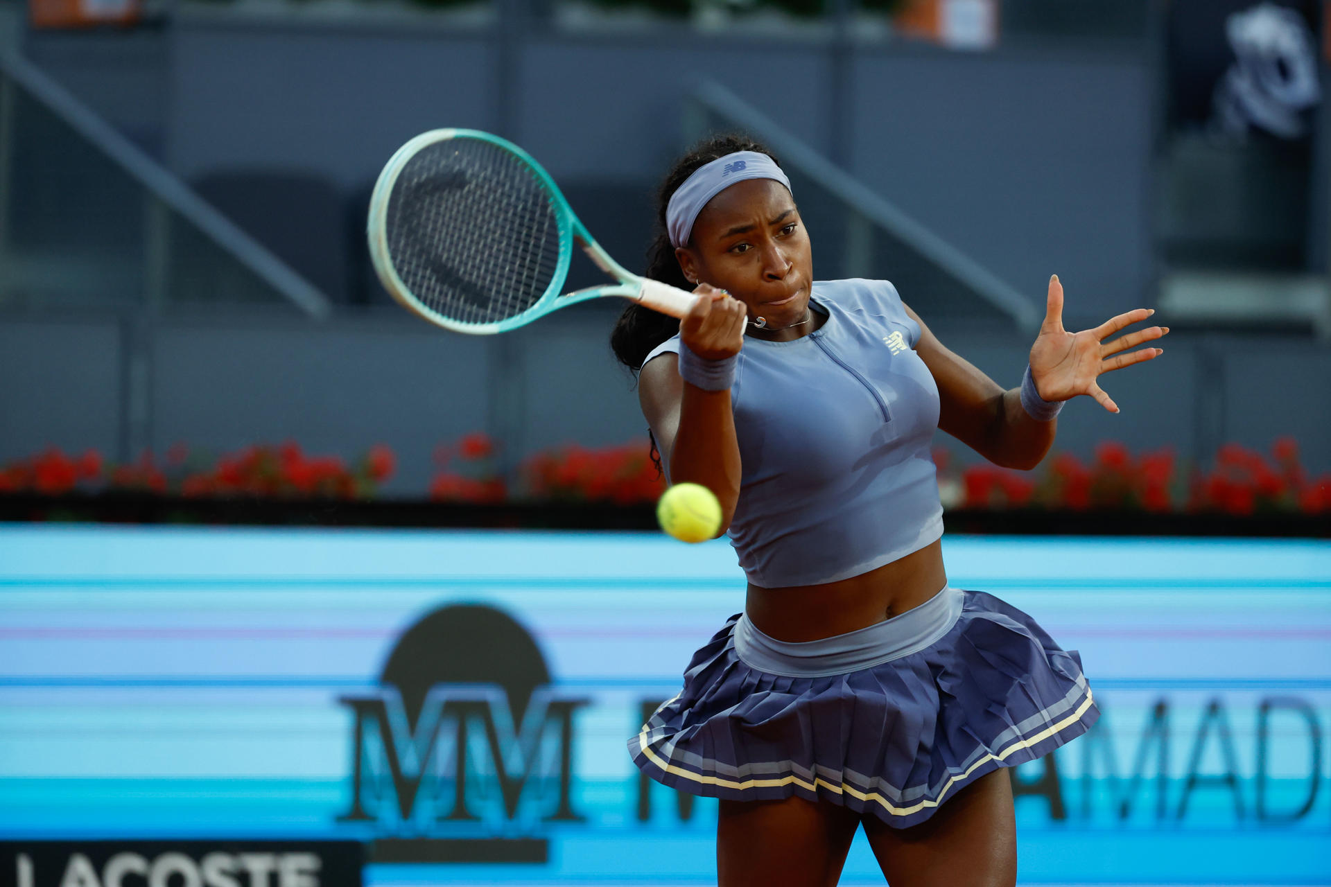 La tenista estadounidense Coco Gauff en acción ante la ucraniana Dayana Yastremska durante el partido individual femenino de la ronda de 64 del Madrid Open que disputan este jueves en la Caja Mágica de la capital de Madrid. EFE/JuanJo Martín