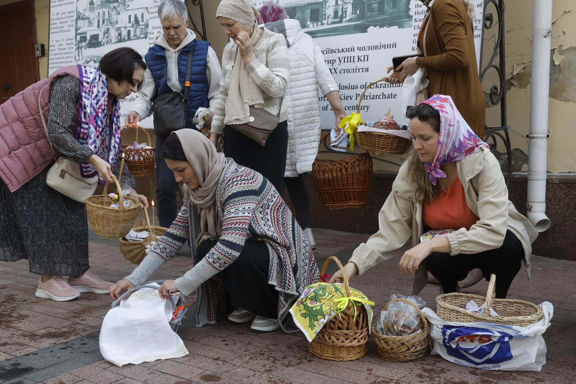 Creyentes ucranianos se preparan para bendecir sus cestas que contienen huevos pintados y kulichi, un pastel tradicional de Pascua, en el Monasterio de San Feodosio en Kyiv, Ucrania, 19 de abril de 2025. Los cristianos ortodoxos ucranianos celebrarán la Pascua el 20 de abril de 2025, en medio de la actual invasión rusa. (Rusia, Ucrania, Kiev) EFE/EPA/SERGEY DOLZHENKO
