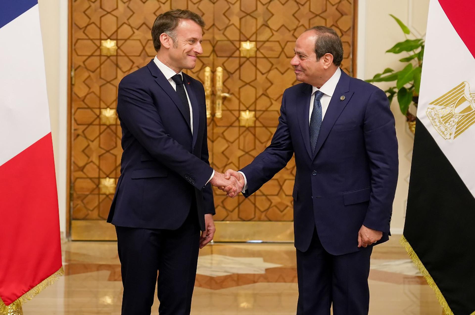 El presidente francés, Emmanuel Macron (izquierda), y su homólogo egipcio, Abdelfatah al Sisi, este 7 de abril en El Cairo. EFE/EPA/EGYPTIAN PRESIDENCY HANDOUT HANDOUT EDITORIAL USE ONLY/NO SALES