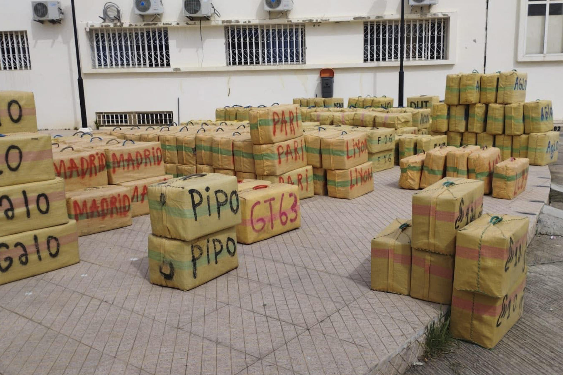 La Policía marroquí decomisó este jueves una carga de 25 toneladas y 45 kilogramos de hachís en una operación llevada a cabo cerca de la ciudad de Sidi Kacem, a unos 130 kilómetros al noreste de Rabat. EFE/Policía de Marruecos SÓLO USO EDITORIAL, PERMITIDO SU USO SÓLO EN RELACIÓN A LA INFORMACIÓN QUE APARECE EN EL PIE DE FOTO (CRÉDITO OBLIGATORIO)