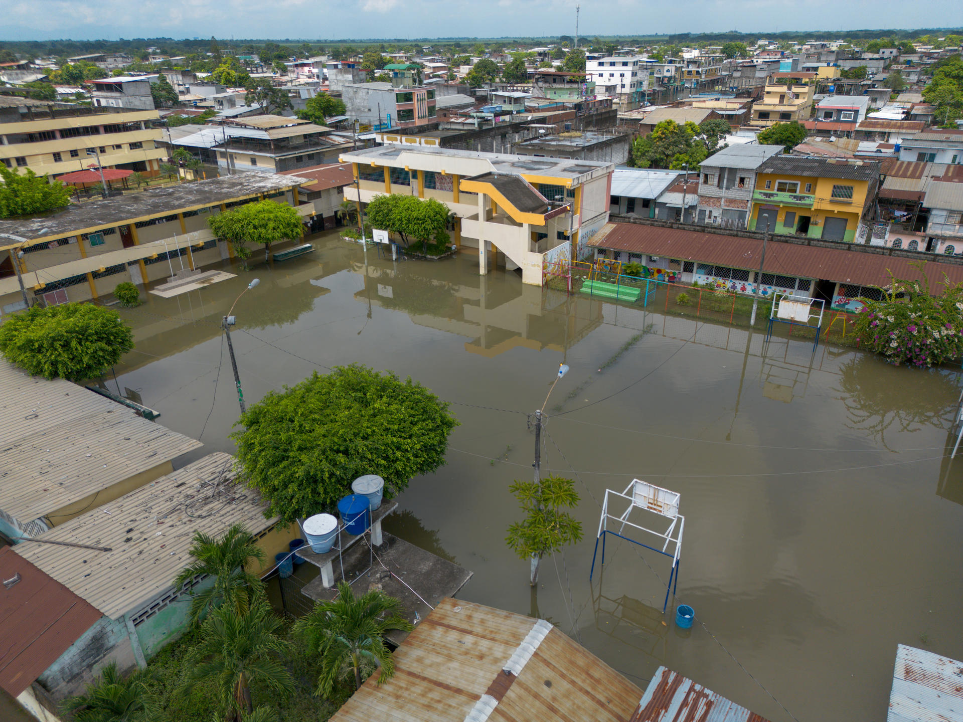 Fotografía de un recinto electoral inundado este sábado, en Milagro (Ecuador). EFE/ Mauricio Torres