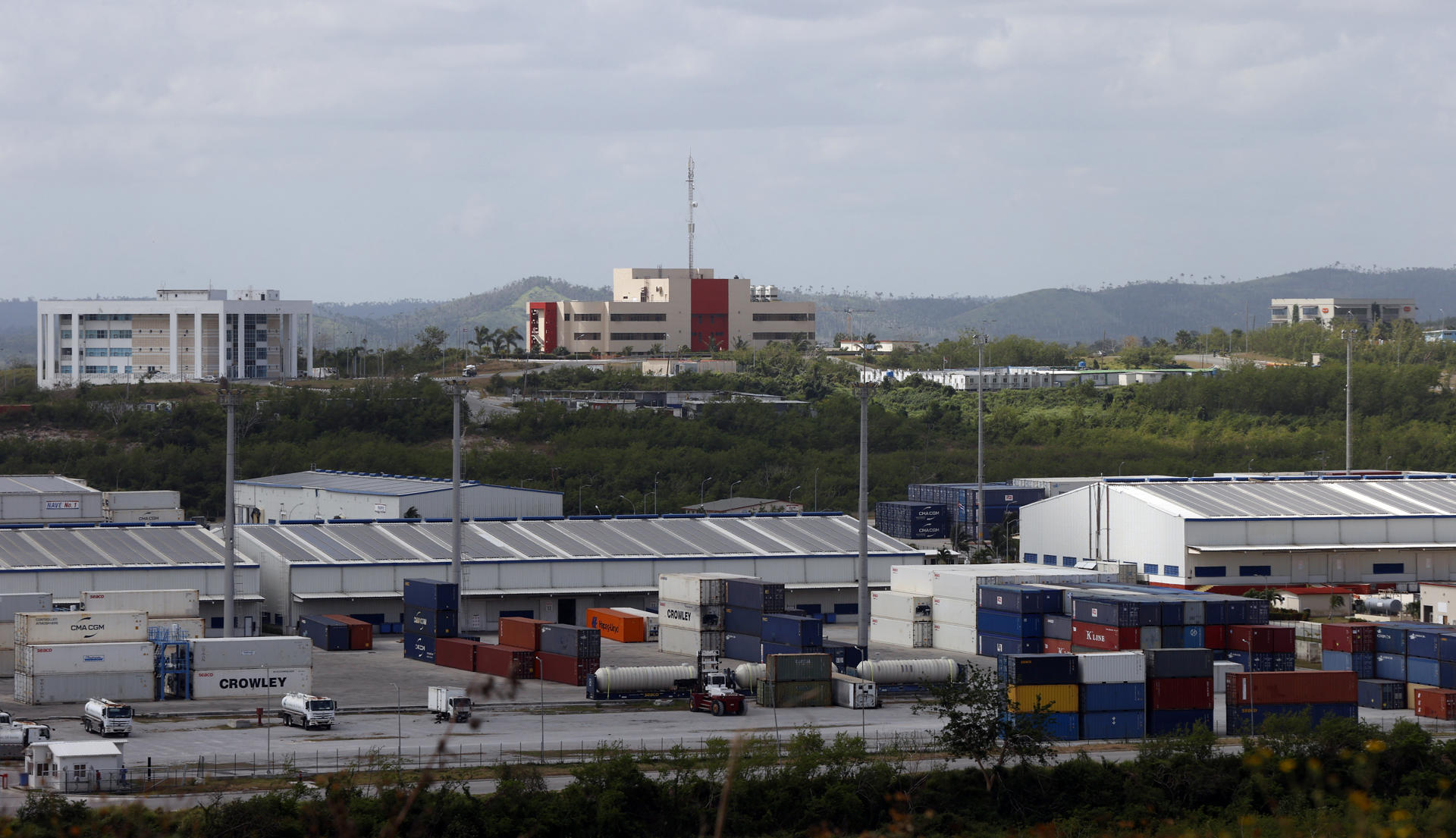 Fotografía del 28 de marzo de 2025 de empresas en la zona especial del puerto del Mariel (Cuba). EFE/ Ernesto Mastrascusa