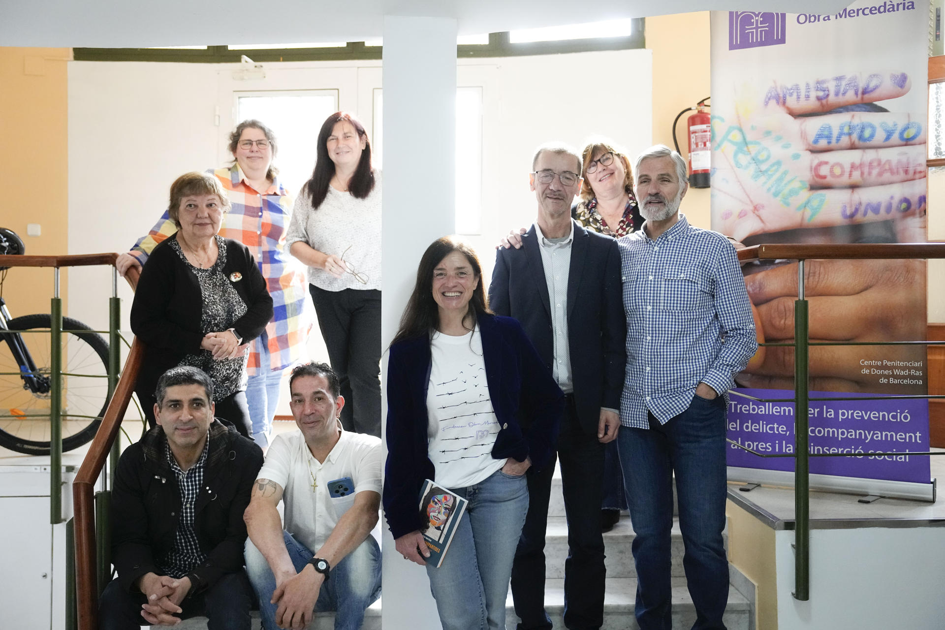 Voluntarios y usuarios de la Fundación Obra Mercedaria, una fundación que trabaja dentro del centro penitenciario Quatre Camins, en La Roca del Vallès (Barcelona), con la finalidad de evitar que los presos se hundan, puesto que "la cárcel es de las peores cosas que te puedan pasar en la vida", y luego les acompañan en su salida. EFE/Enric Fontcuberta