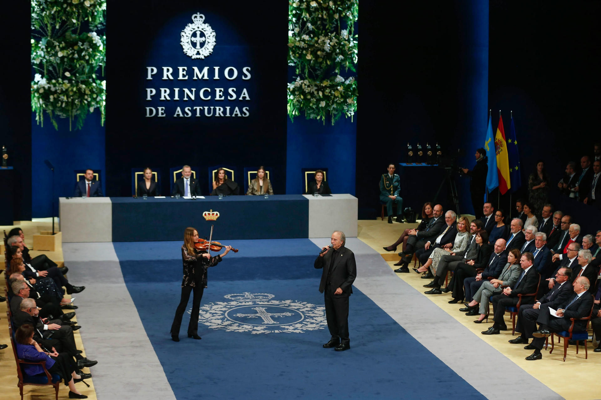 Imagen de archivo del cantautor Joan Manuel Serrat, Premio de las Artes, durante su actuación en la ceremonia de entrega de los Premios Princesa de Asturias en el Teatro Campoamor de Oviedo. EFE/JL Cereijido