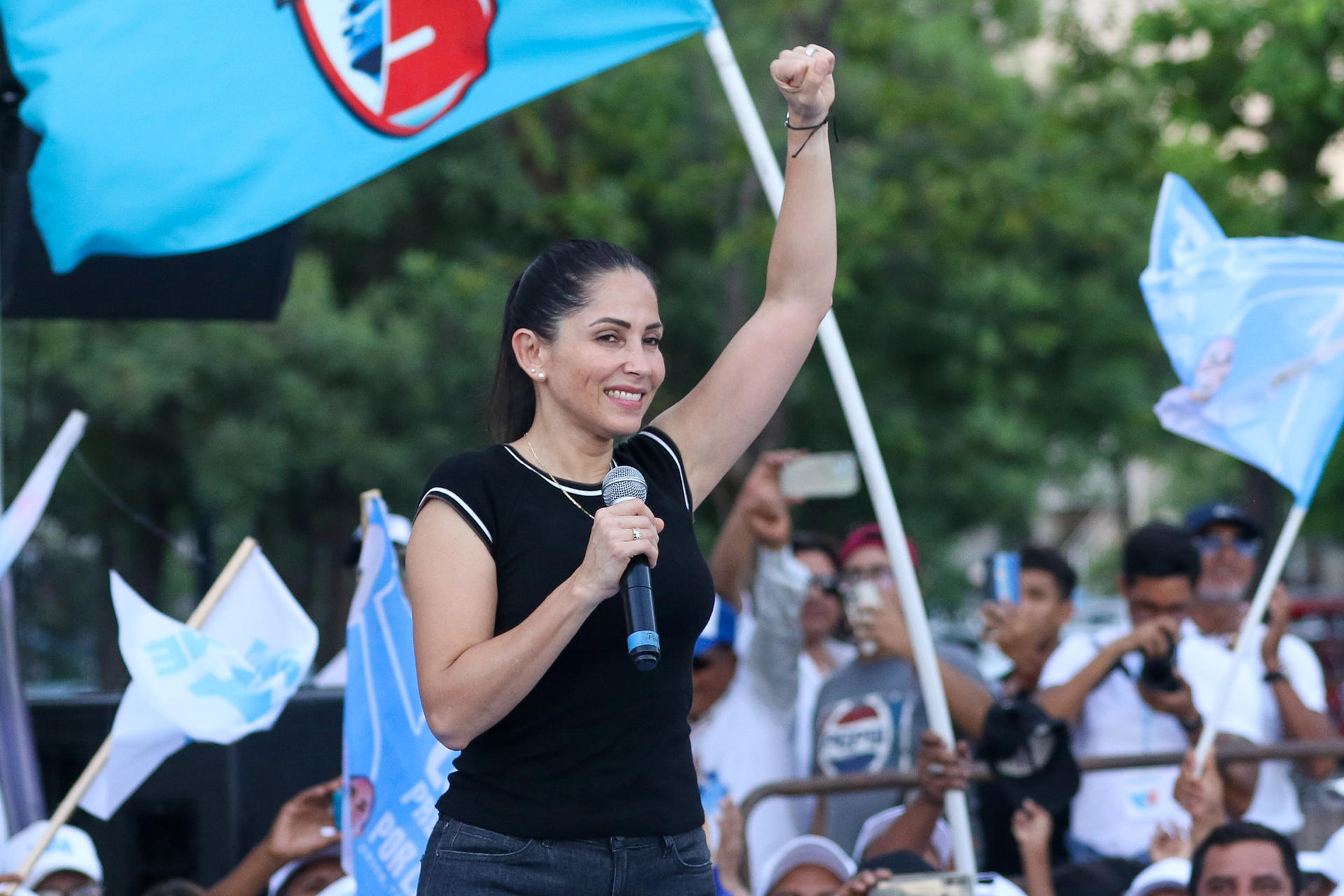 Fotografía del 2 de abril de 2025 de la candidata del correísmo a la Presidencia de Ecuador, Luisa González, hablando durante un acto de campaña electoral en Guayaquil (Ecuador). EFE/ Jonathan Miranda