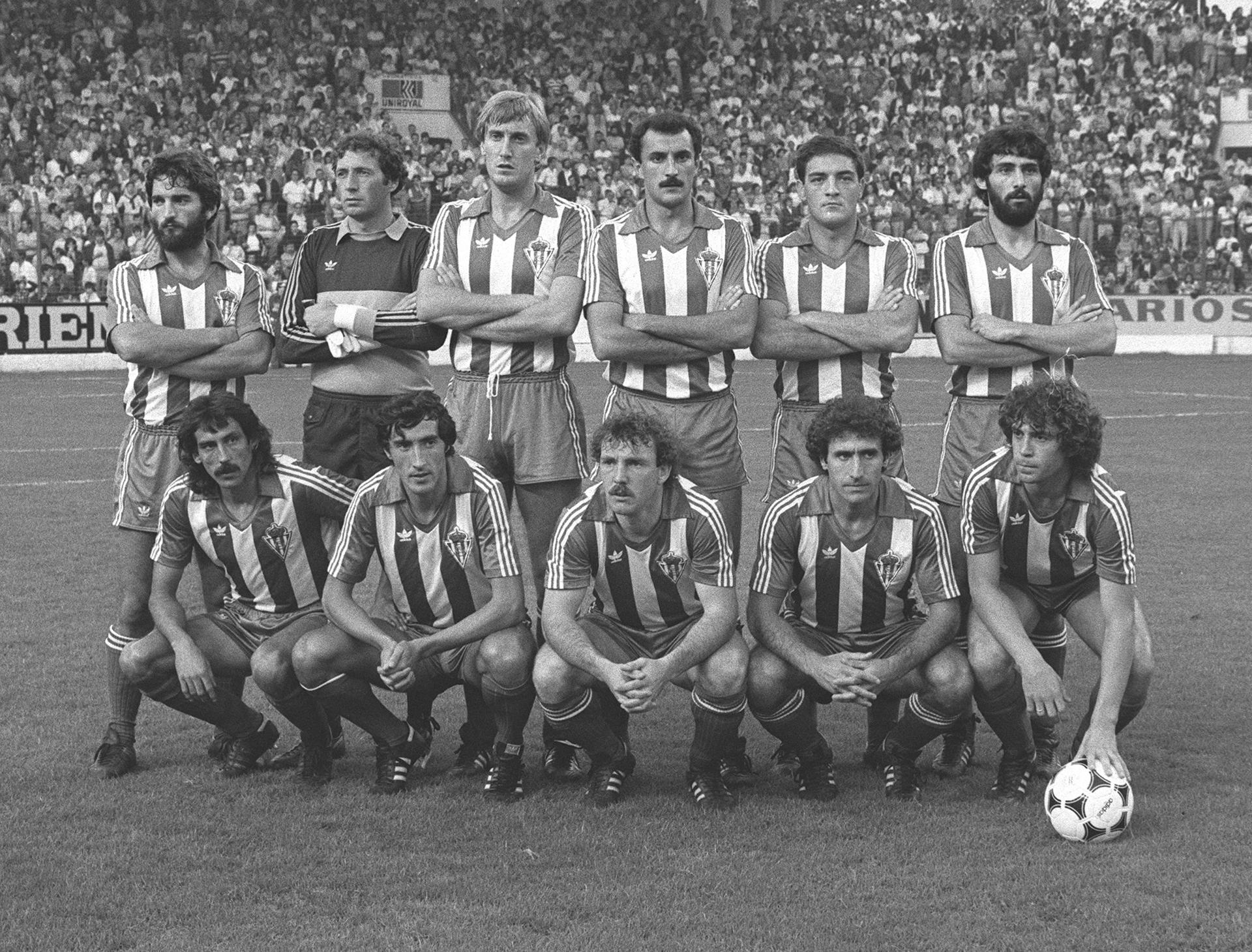 Abel Díez Tejerina, histórico delantero en la época dorada del Real Sporting de Gijón (agachado, en primera fila: el segundo, comenzando por la izquierda), formando, en una foto de archivo, junto al resto de sus compañeros, en un partido de la temporada 1982-83 que enfrento al equipo asturiano con la Real Sociedad de San Sebastián . EFE/ra