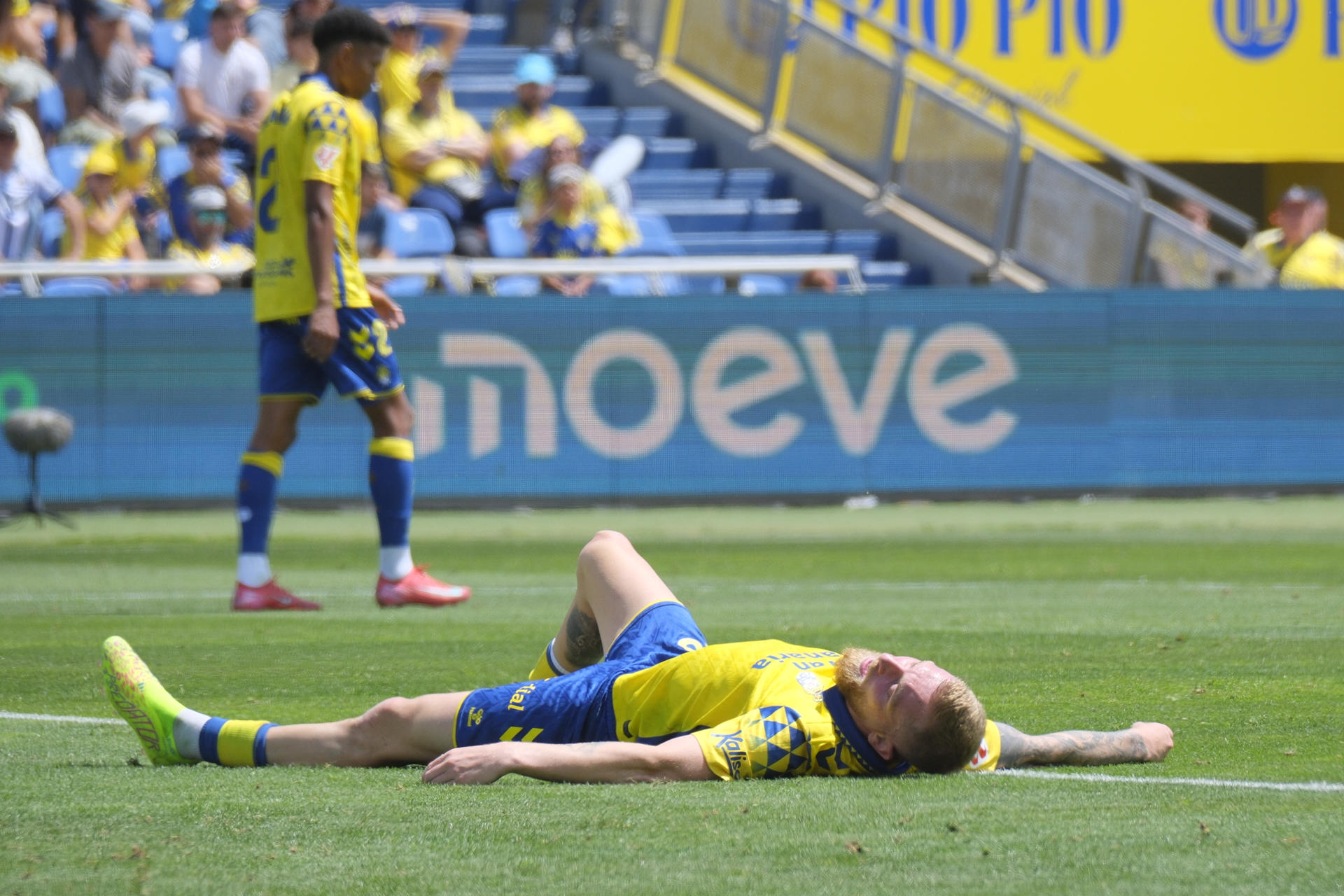 El delantero escocés de la UD Las Palmas Oliver McBurnie durante el partido de LaLiga disputado este domingo ante la Real Sociedad en el estadio de Gran Canaria en Las Palmas. EFE/Ángel Medina G.