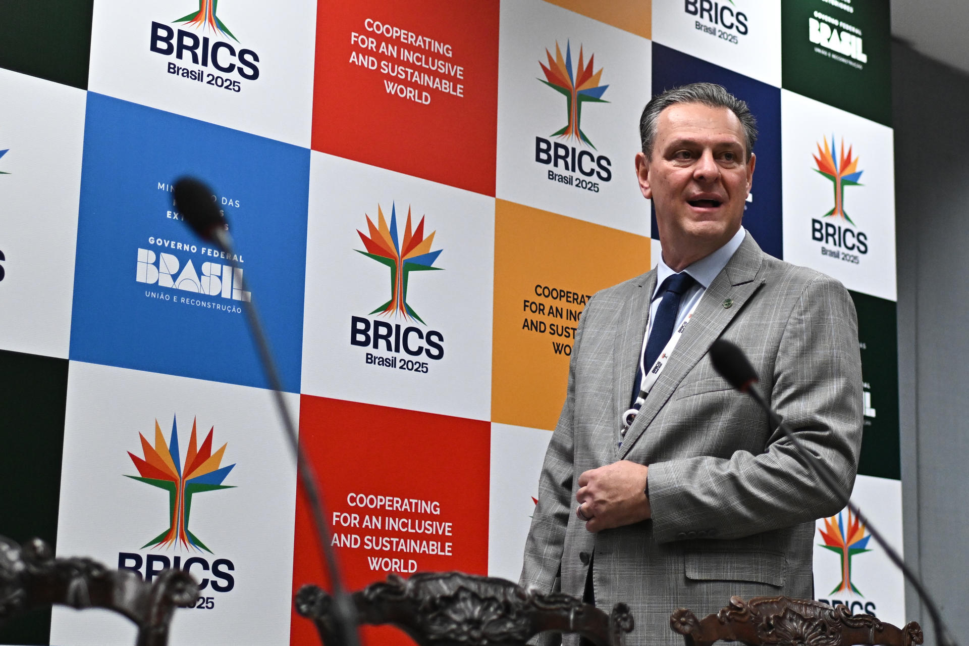 El ministro de Agricultura de Brasil, Carlos Fávaro, participa en una rueda de prensa este jueves, luego de una reunión de ministros del grupo de trabajo de Agricultura del BRICS, en el Palácio Itamaraty en Brasilia (Brasil). EFE/ Andre Borges