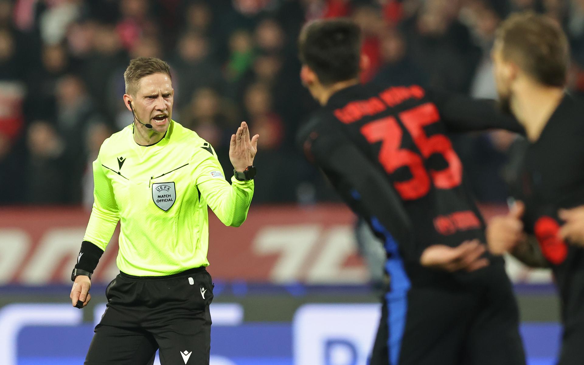 El árbitro Espen Eskas, en un momento del partido entre el Estrella Roja y el Barcelona, de la Liga de Campeones, disputado el 6 de noviembre de 2024. EFE/EPA/ANDREJ CUKIC