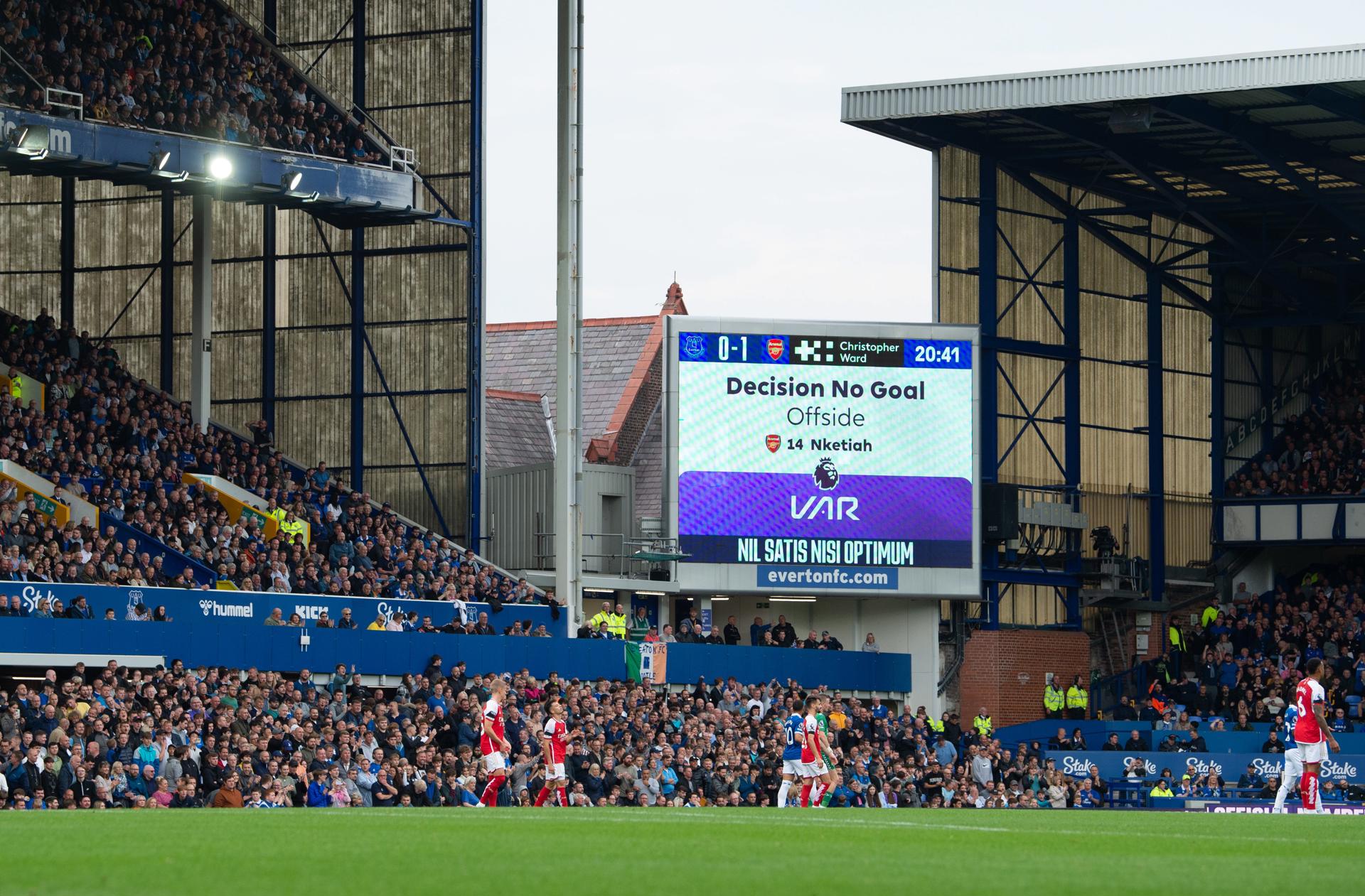 La Premier League introducirá el fuera de juego semiautomático el próximo 12 de abril, es decir, en la jornada 32 del torneo, según informó la propia competición. EFE/EPA/PETER POWELL/Archivo