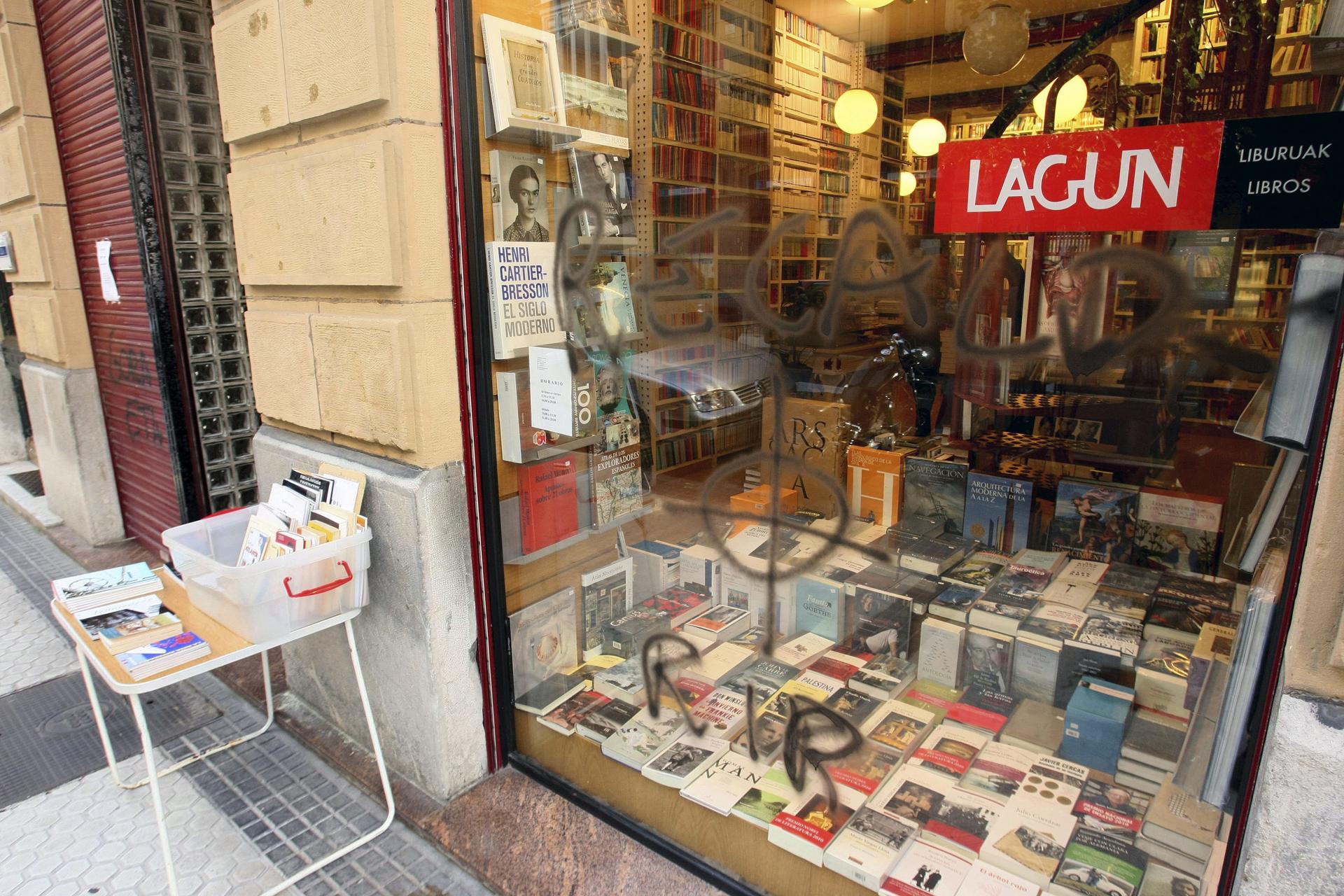 Imagen de archivo de la librería Lagun de San Sebastián con una pintada con amenazas de muerte. EFE/Gorka Estrada