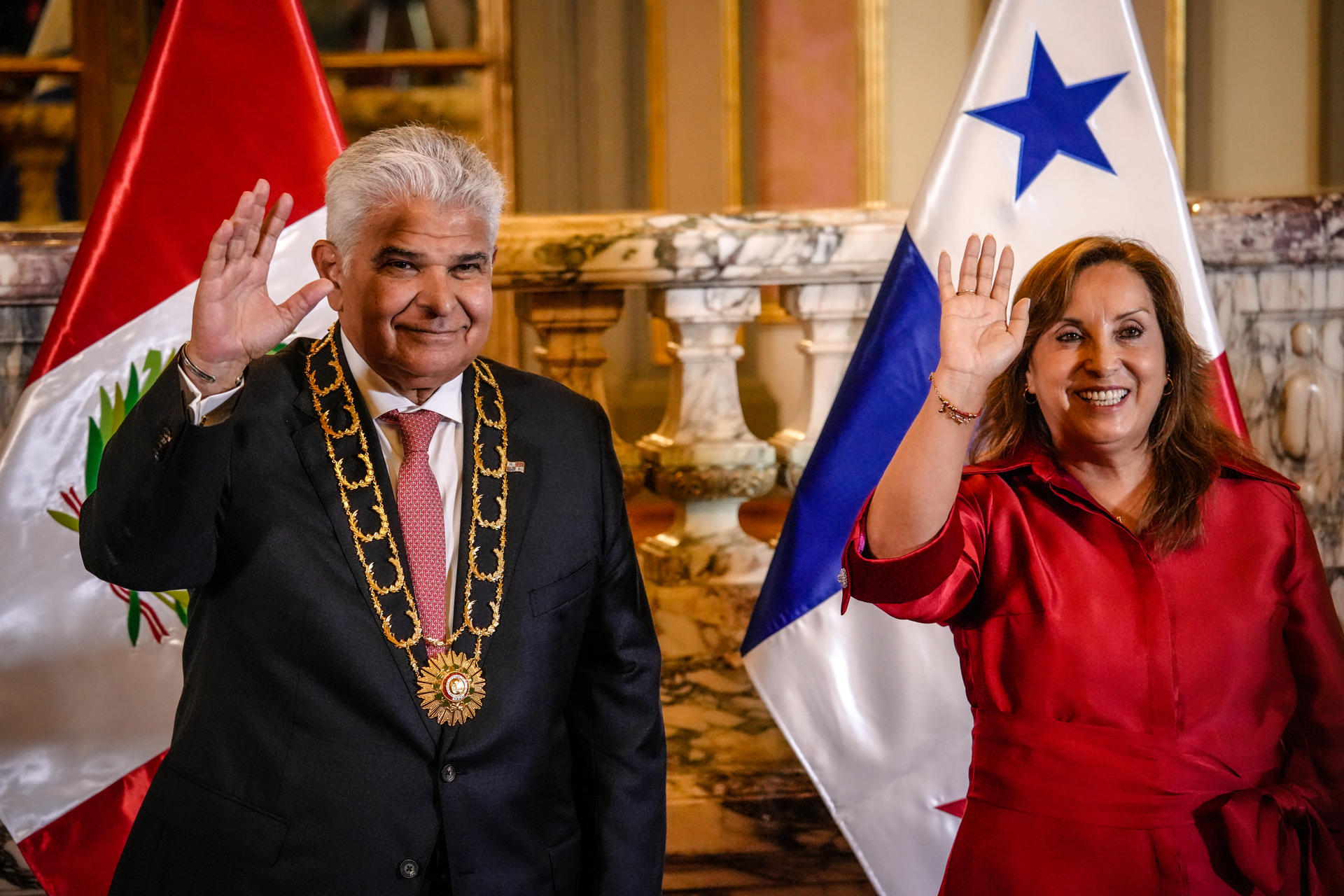 El presidente de Panamá, José Raúl Mulino, junto a su homóloga peruana, Dina Boluarte, durante una ceremonia de reconocimiento al mandatario centroamericano, en el Salón Dorado del Palacio de Gobierno, en Lima (Perú). EFE/John Reyes