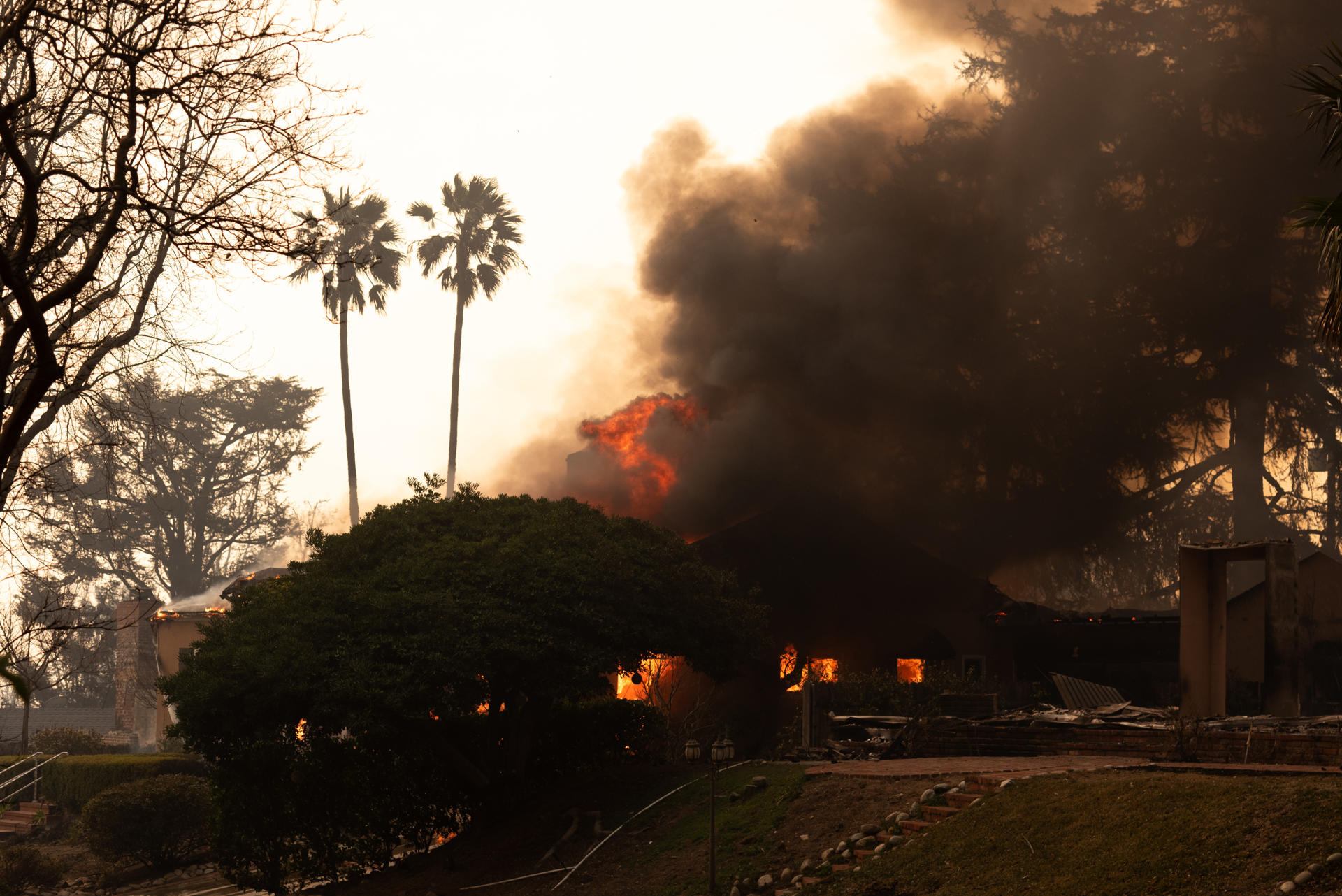 Fotografía de archivo en donde se ve una casa en llamas en Altadena, California (Estados Unidos).EFE/ Ana Milena Varón