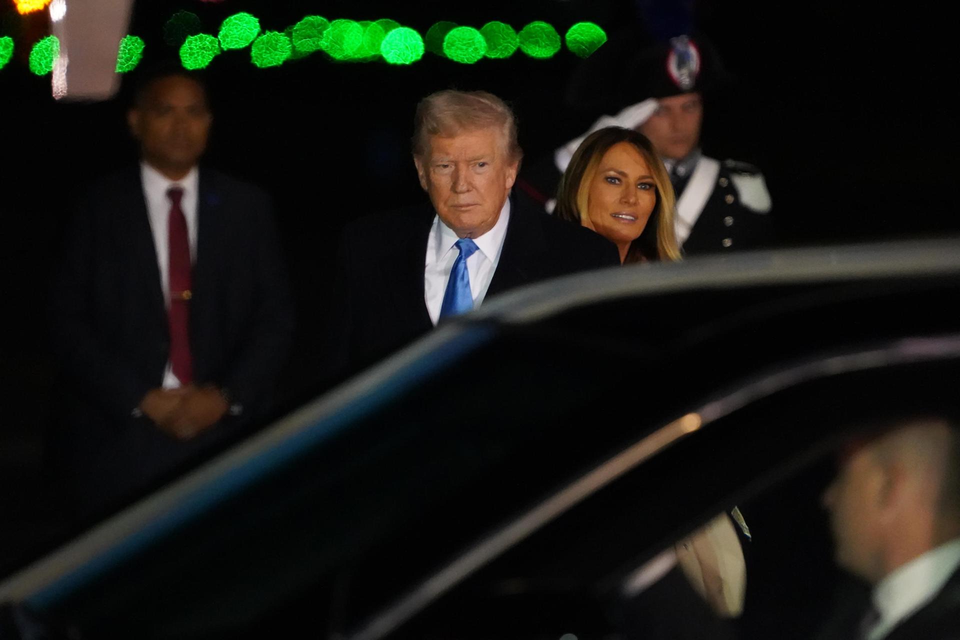 El presidente de EE.UU., Donald Trump (C), y la primera dama Melania Trump (D) llegan al Aeropuerto Internacional Leonardo da Vinci en Roma, Italia, el 25 de abril de 2025. EFE/TELENEWS