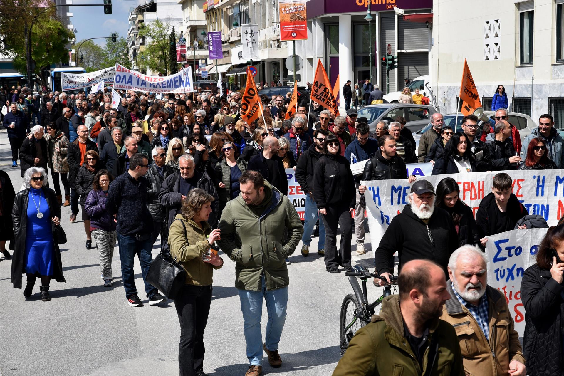Marcha de manifestantes en Larissa (Grecia) este miércoles en la jornada de huelga de 24 horas, la tercera en los últimos tres meses EFE/EPA/APOSTOLOS DOMALIS