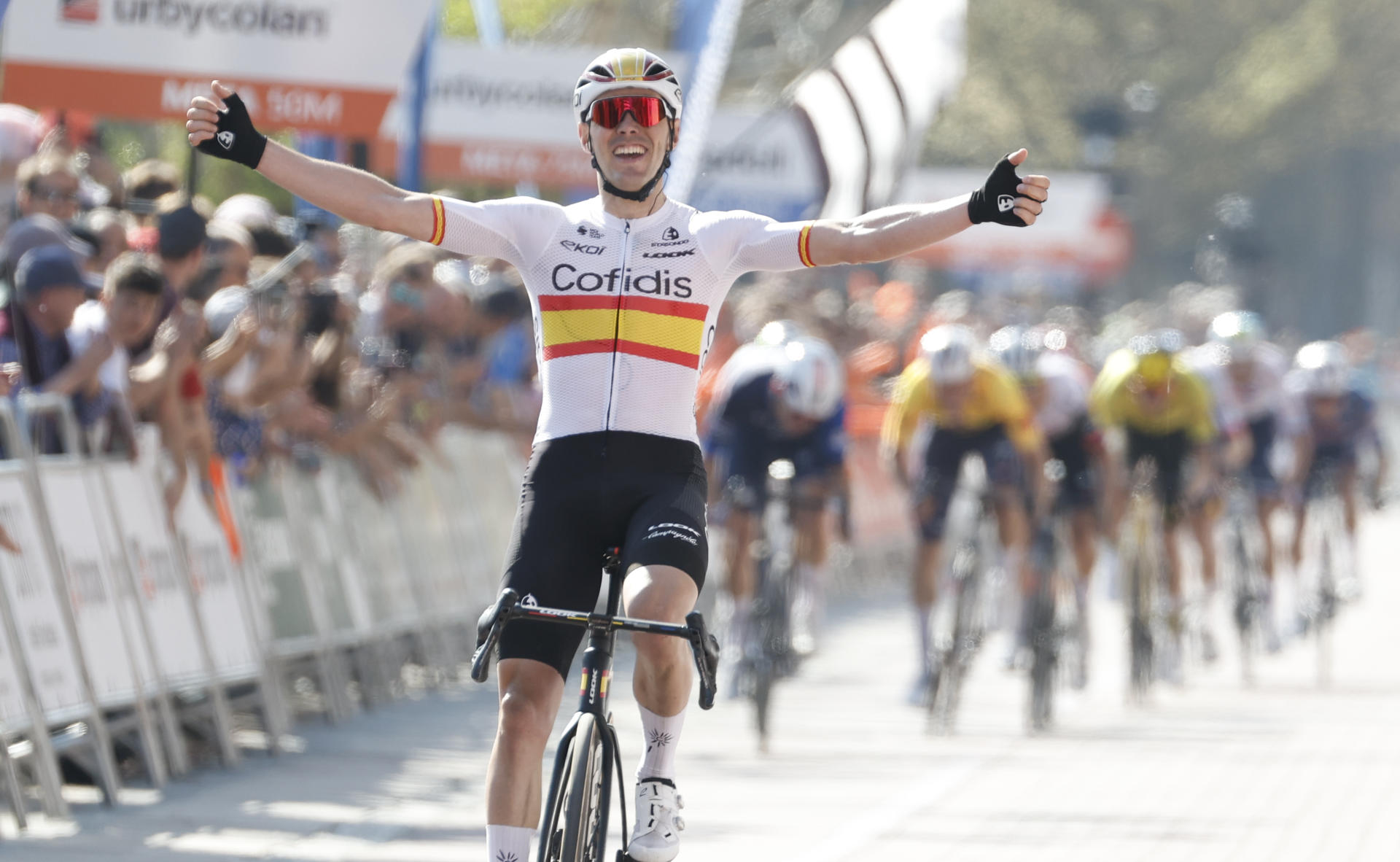 El ciclista Alex Aramburu, del equipo Cofidis, se ha impuesto en la meta de la tercera etapa de la Itzulia Basque Country-Vuelta al País Vasco, que continúa este miércoles con la tercera etapa, entre las localidades guipuzcoanas de Zarautz y Beasain y un duro recorrido de 156,3 kilómetros con hasta siete puertos: dos de segunda categoría y cinco de tercera. EFE/Juan Herrero.