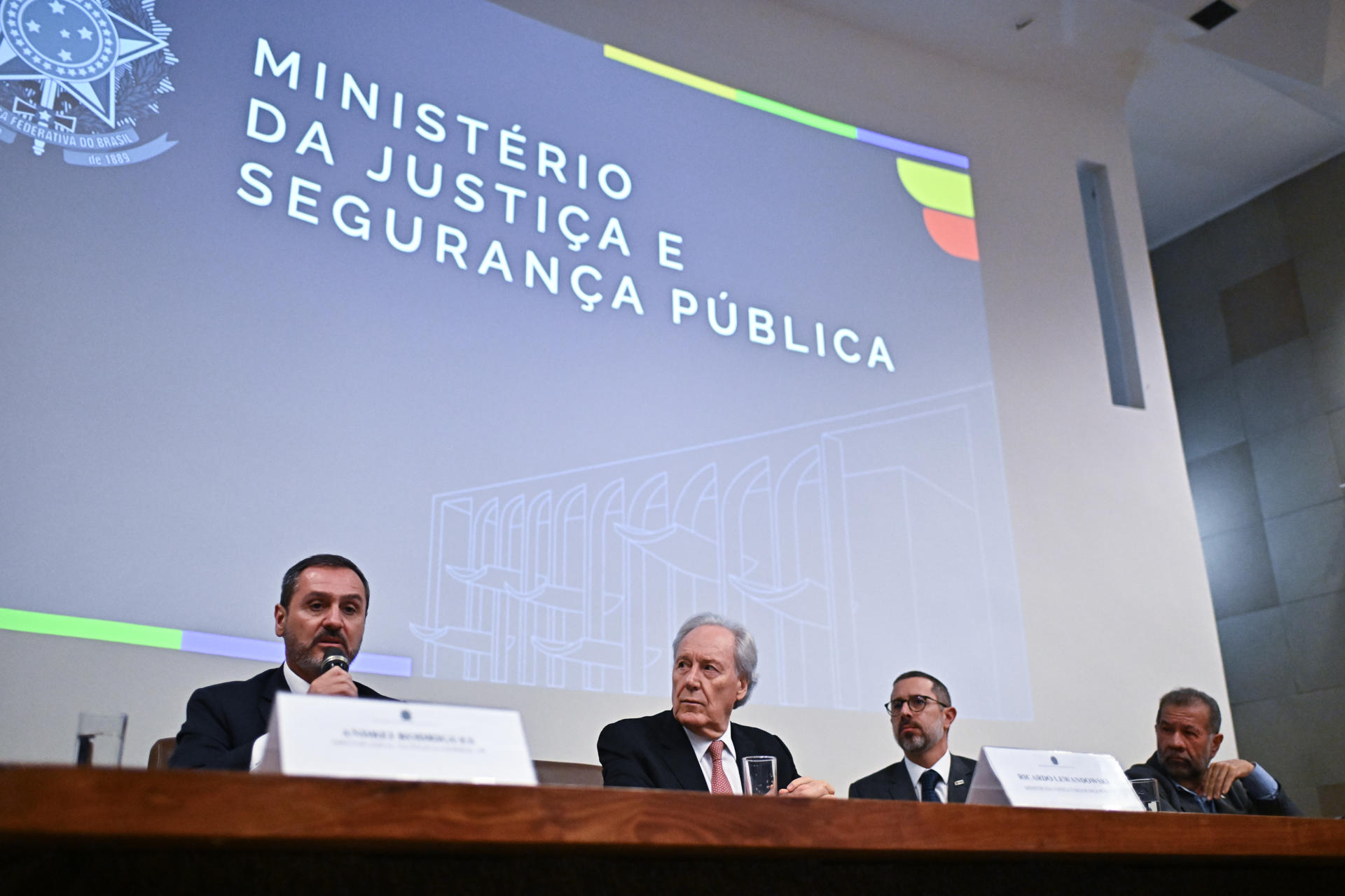 El director general de la Policía Federal, Andrei Rodrigues (i), habla junto al ministro de Justicia de Brasil, Ricardo Lewandowski (c-i), el ministro de Seguridad Social, Carlos Lupi (c-d), y el ministro de la Contraloría General de la Unión, Vinicius Marques de Carvalho (d), durante una rueda de prensa sobre el operativo Sin Descuento que investiga fraudes en el Instituto Nacional del Seguro Social (INSS) este miércoles, en el Ministerio de Justicia en Brasilia (Brasil). EFE/Andre Borges