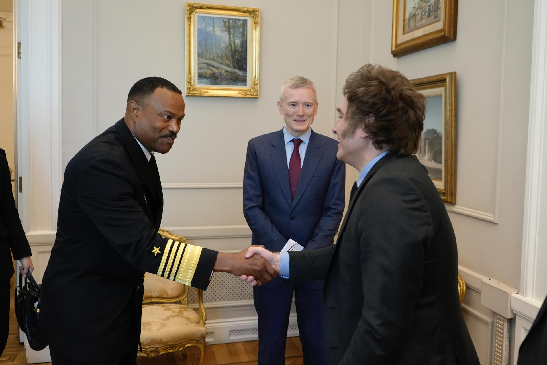 Fotografía cedida del mandatario, Javier Milei (d), saludando al jefe del Comando Sur de Estados Unidos, el almirante Alvin Holsey (i), este 29 de abril de 2025, en la Casa Rosada en Buenos Aires (Argentina). EFE/ Presidencia de Argentina