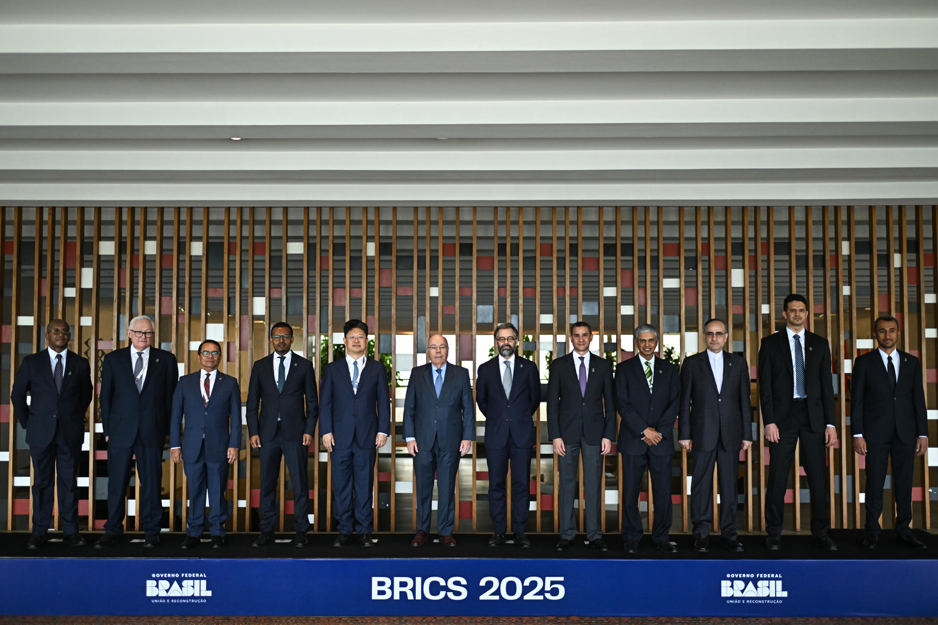 Fotografía de archivo (i-d) de los representantes del grupo BRICS de Sudáfrica, Xolisa Mfundiso Mabhongo, de Rusia, Sergey Ryabkov, de Indonesia, Tri Tharyat, de Etiopía, Mamo Esmelealem Mihretu, de China, Tian Bai, el ministro de Relaciones Exteriores de Brasil, Mauro Vieira, el representante Brasil, Mauricio Lyrio, de Egipto, Ragui Eletreby, de India, Periasamy Kumaran, de Irán, Majid Samadzadeh Sabre, de Arabia Saudita, Ibrahim Alessa, y de Emiratos Árabes Unidos, Khamis Alshemeili, posan en la primera reunión de sherpas (jefes negociadores) en Brasilia (Brasil). EFE/Andre Borges