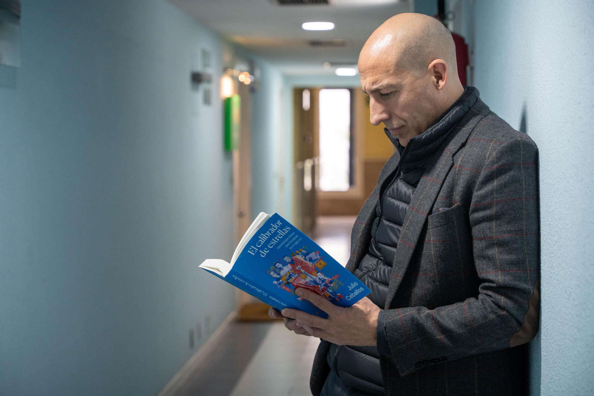 El consultor Julio Ceballos sostiene un ejemplar de su nuevo libro, 'El Calibrador de estrellas' (Ariel), durante una entrevista con la agencia EFE. EFE/ Román G. Aguilera