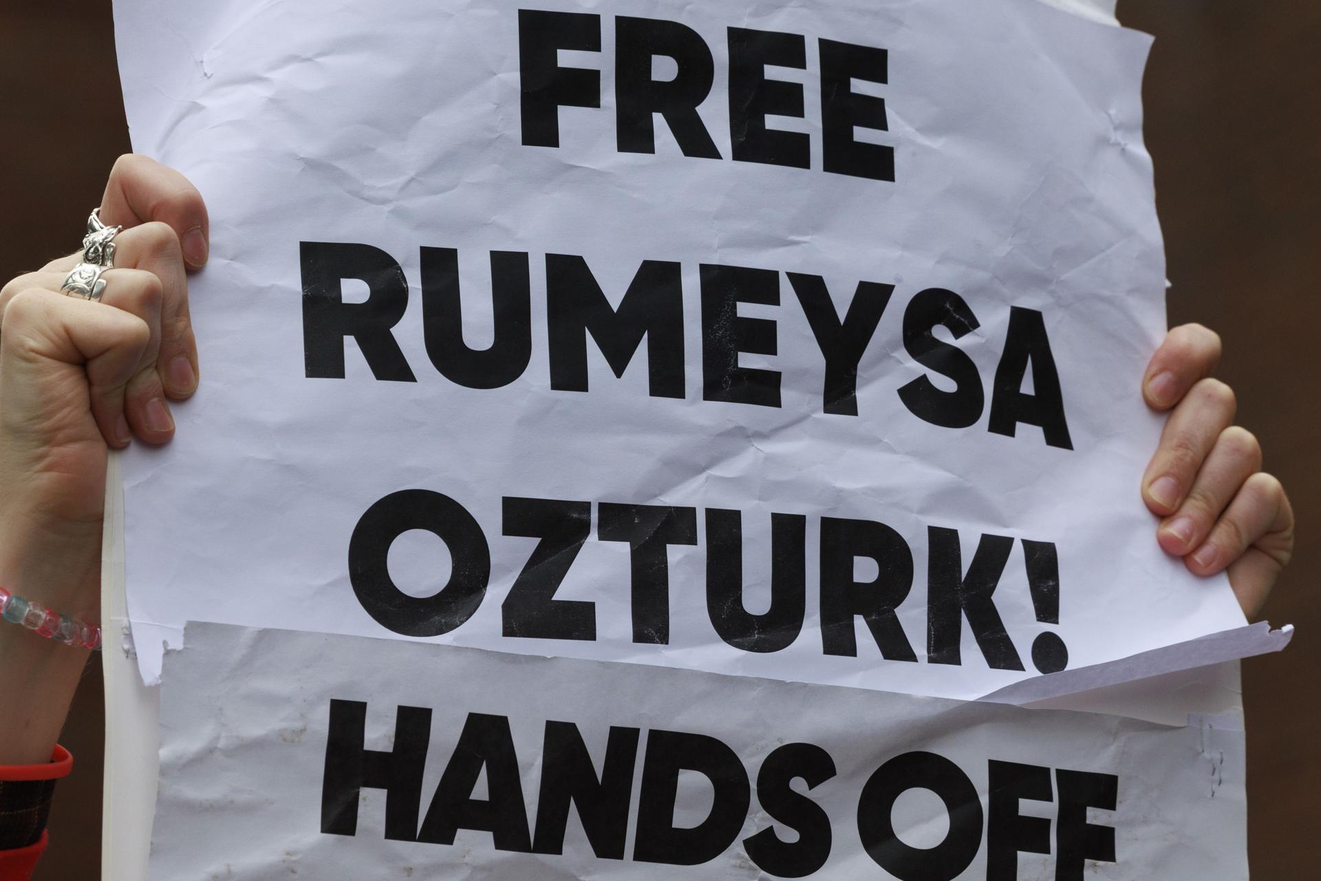 Detalle de un cartel que exige la libertad de la estudiante turca de posgrado de la Universidad Tufts, Rumeysa Ozturk, durante una marcha, en Boston (Massachusetts, EE.UU.). EFE/CJ Gunther