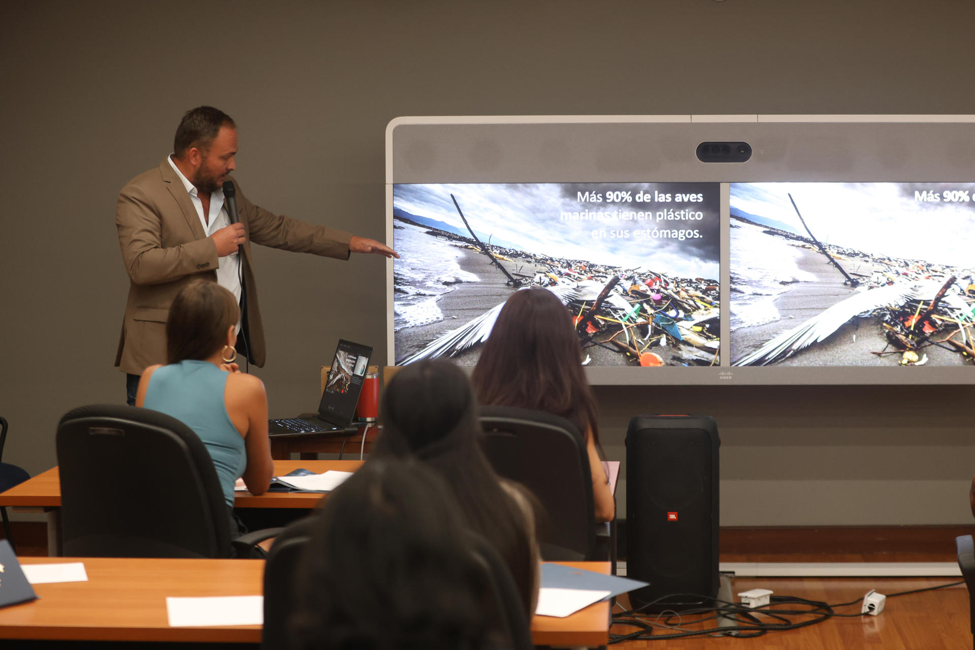 Imagen de archivo de una conferencia en Ciudad de Guatemala sobre los altos porcentajes de microplásticos que afectan a sus lagos. EFE/ Mariano Macz
