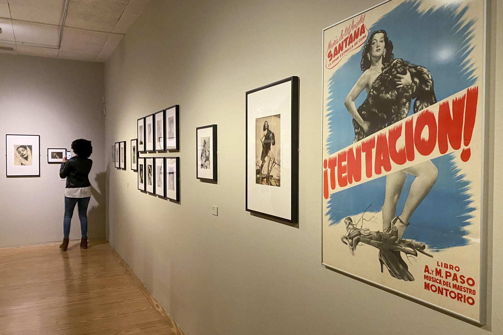 Desde el exotismo de Carmen Miranda a la libertad creativa de La Lupe, la exposición 'Latina', que se inaugura mañana en Madrid, repasa la iconografía de las mujeres iberoamericanas que llegaron a ser estrellas del espectáculo en el siglo XX y explora el difícil camino hacia la emancipación. Más de 500 fotografías, carteles de cine, carátulas de discos y piezas de ropa procedentes de la Colección Gladys Palmera conforman la muestra que se podrá ver en Casa de América hasta el 5 de julio.- EFE/ Rosa Díaz