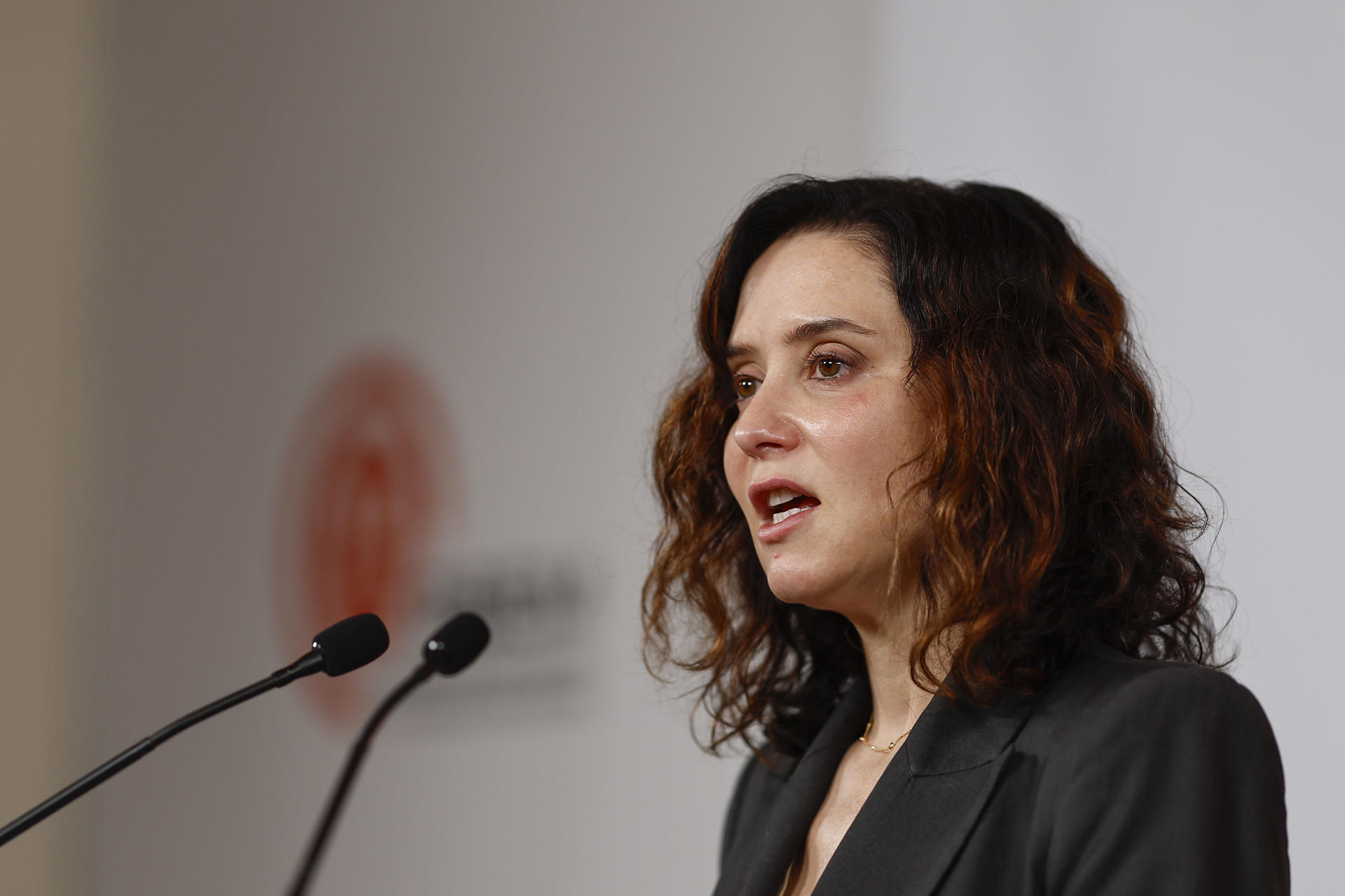 La presidenta de la Comunidad de Madrid, Isabel Díaz Ayuso durante la rueda de prensa ofrecida este martes en la sede de la Agencia de Seguridad y Emergencias ASEM 112 en Pozuelo de Alarcón. EFE/ Rodrigo Jimenez
