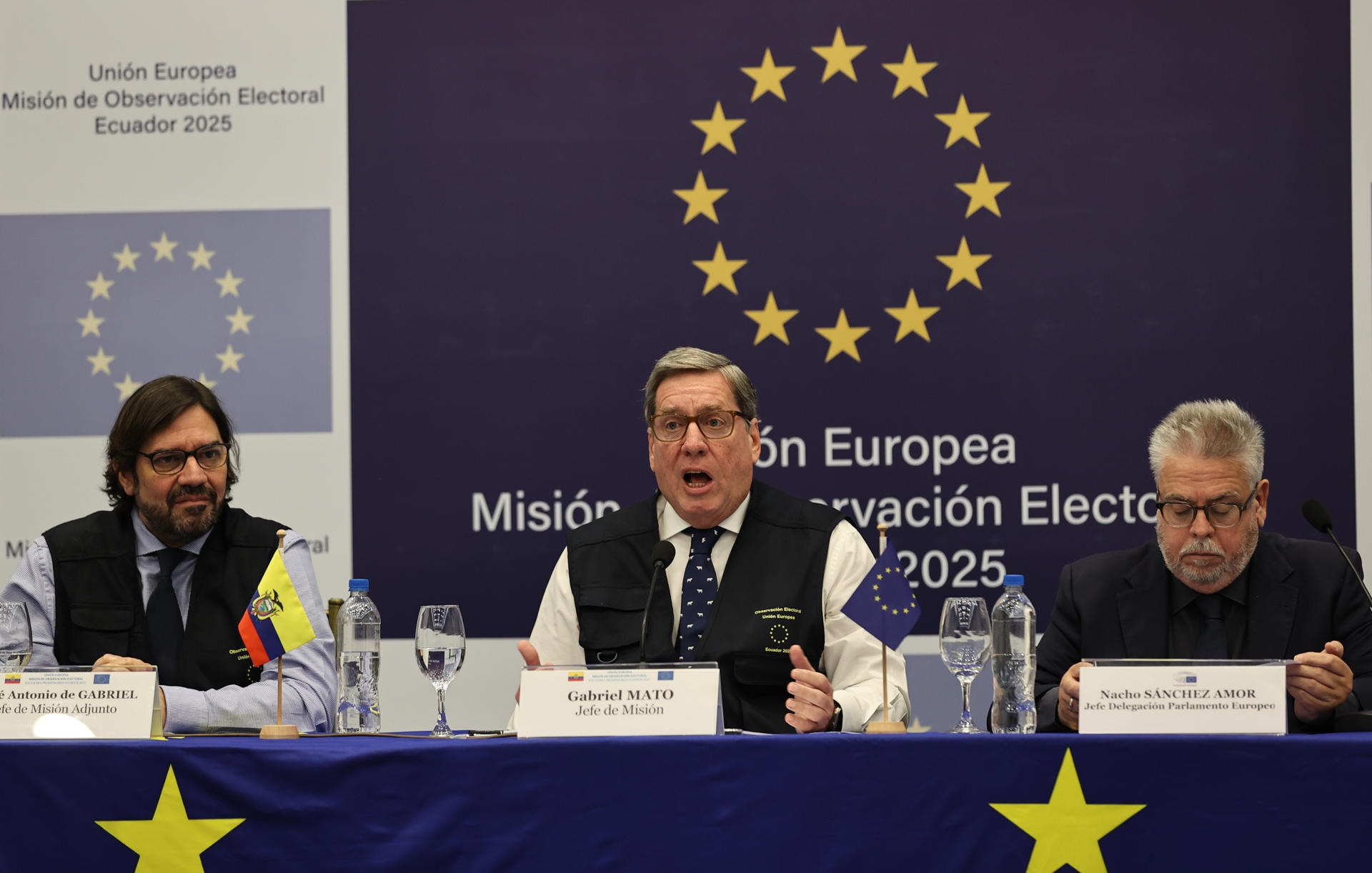 El jefe de la misión electoral de la UE para los comicios en Ecuador, el eurodiputado español Gabriel Mato (c), interviene durante una rueda de prensa este martes, 15 de abril, en Quito (Ecuador). EFE/José Jácome