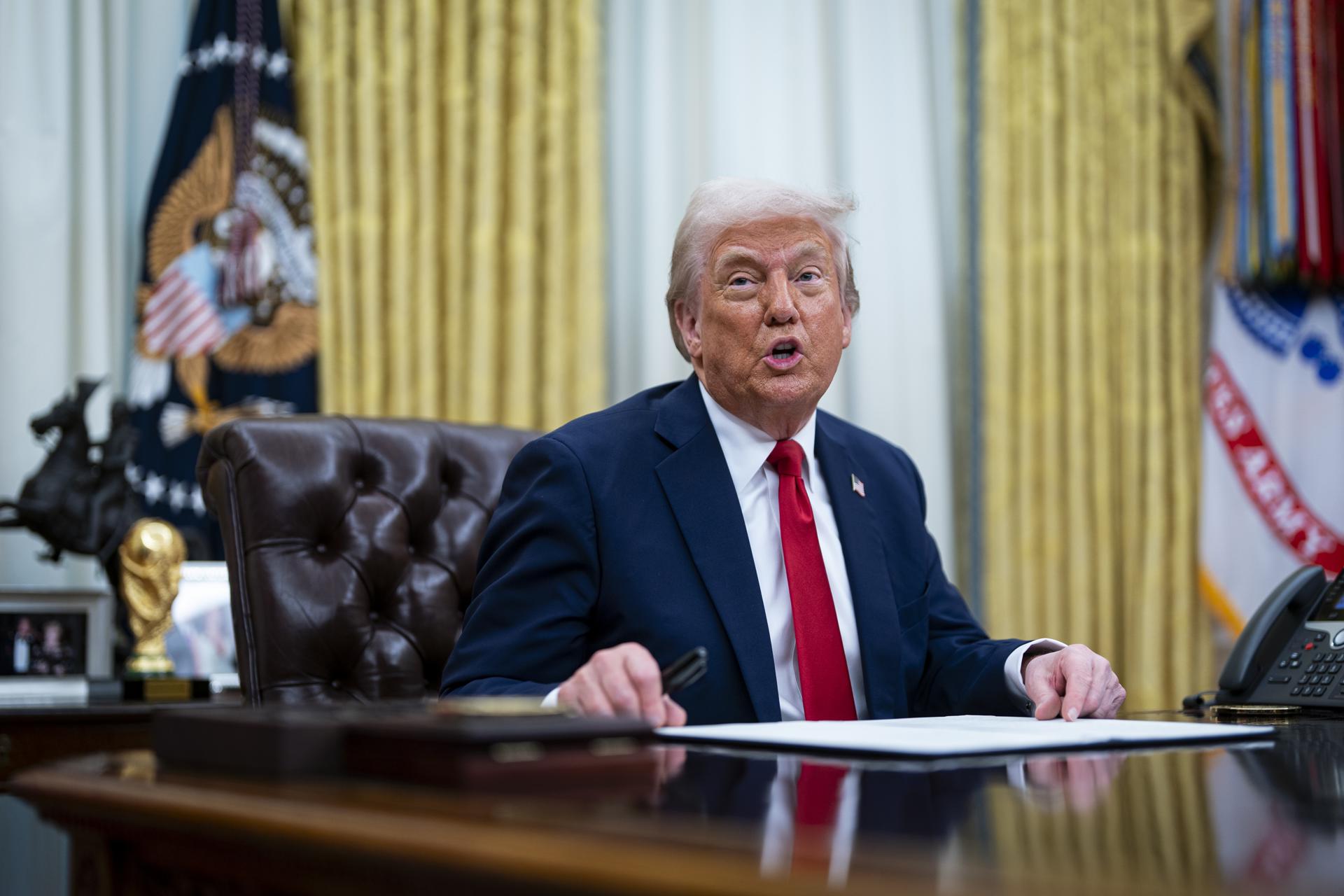 El presidente de Estados Unidos, Donald Trump, este lunes, en la Oficiana Oval de la Casa Blanca. EFE/EPA/ALEXANDER DRAGO / POOL