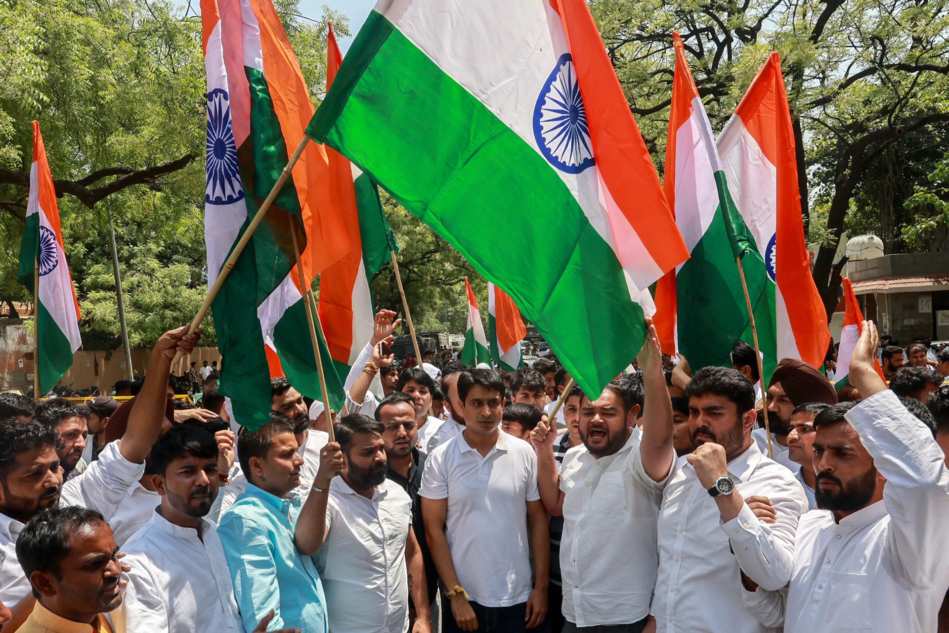 Cientos de personas protestaron este viernes en Nueva Delhi contra el ataque terrorista del pasado martes en la Cachemira india, en el que murieron 26 personas y que, según el Gobierno indio, fue perpetrado con ayuda de Pakistán, ante lo que los manifestantes reclamaron acciones. EFE/EPA/RAJAT GUPTA