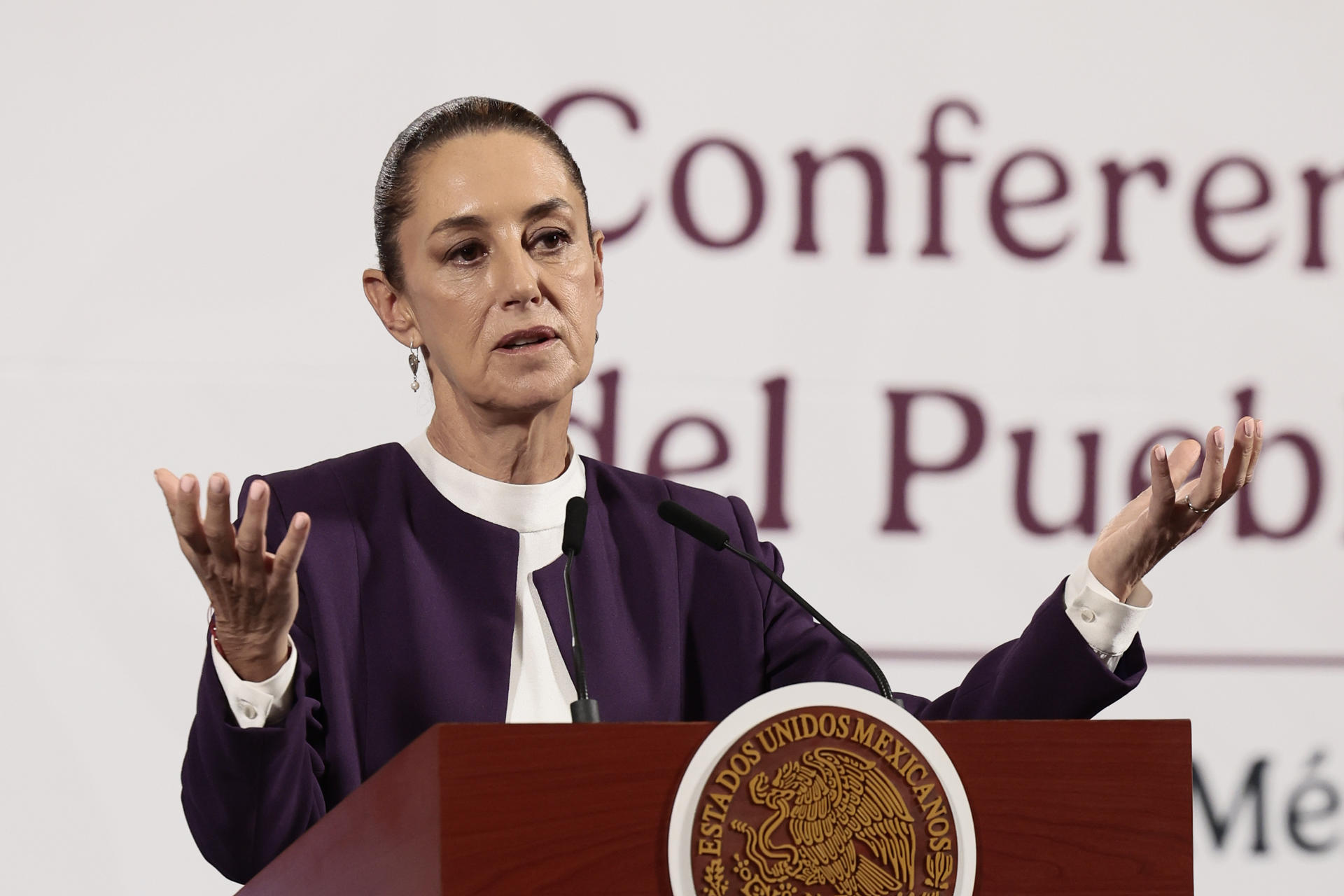 La presidenta de México Claudia Sheibaum, participa este lunes durante una rueda de prensa en Palacio Nacional de la Ciudad de México (México). EFE/José Méndez