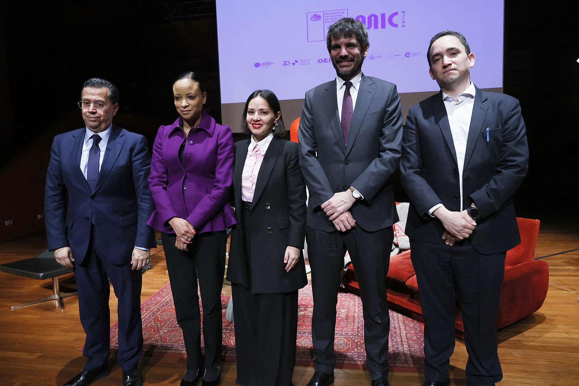 La ministra de las Culturas, las Artes y el Patrimonio de Chile Carolina Arredondo (c), el ministro de Cultura del Gobierno de España, Ernest Urtasun (c-d), la directora de la Oficina Regional para América Latina y el Caribe UNESCO, Esther Kuisch (c-i), el Coordinador del Espacio Cultural Iberoamericano SEGIB, Enrique Vargas (i) y el director general de Cultura de la Organización de Estados Iberoamericanos para la Educación, Ciencia y Cultura, Raphael Callou (d), posan durante el panel Inaugural "Cultura y Algoritmos" ¿Cómo se Diseña el Futuro?" en el marco de el Mercado de Industrias Culturales y Creativas de Chile (MIC) y el IX Congreso Iberoamericano de Cultura, este jueves en Santiago (Chile). EFE/ Elvis González