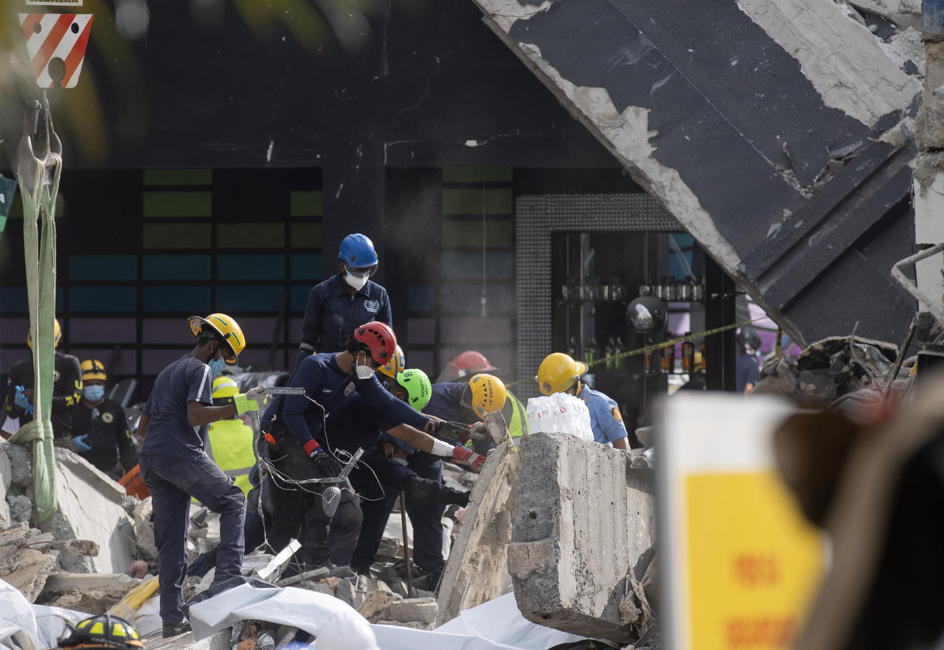Vista general de equipos de rescate al trabajar este miércoles, 4 de abril, en la búsqueda de víctimas al interior de la discoteca Jet Set, que el pasado martes en la madrugada se desplomó durante un concierto, en Santo Domingo (República Dominicana). EFE/Orlando Barría