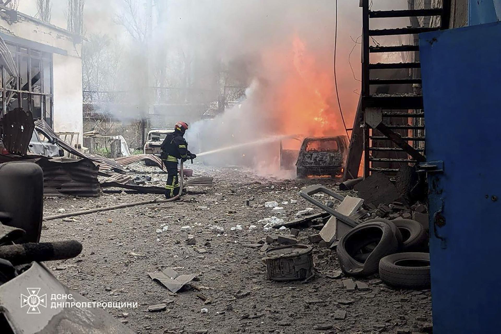 Imagen de un ataque ruso en Krivi Rig (Ucrania) el pasado 4 de abril. EFE/EPA/SERVICIO ESTATALDE EMERGENCIAS DE UCRANIA - LA MEJOR CALIDAD DISPONIBLE - CRÉDITO OBLIGATORIO/PROHIBIDO VENTAS