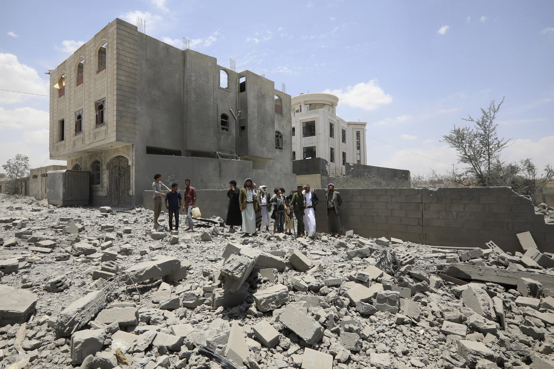 Las personas se encuentran entre los escombros mientras inspeccionan un área dañada después de que los ataques aéreos de EE. UU. apuntaran a un vecindario en Sana'a, Yemen, 27 de abril de 2025. Al menos dos personas fueron asesinadas y otras 10 resultaron heridas tras los ataques aéreos de EE. UU. durante la noche, que golpearon dos vecindarios de Sana'a, según la televisión Al-Masirah, controlada por los hutíes. EFE/EPA/YAHYA ARHAB
