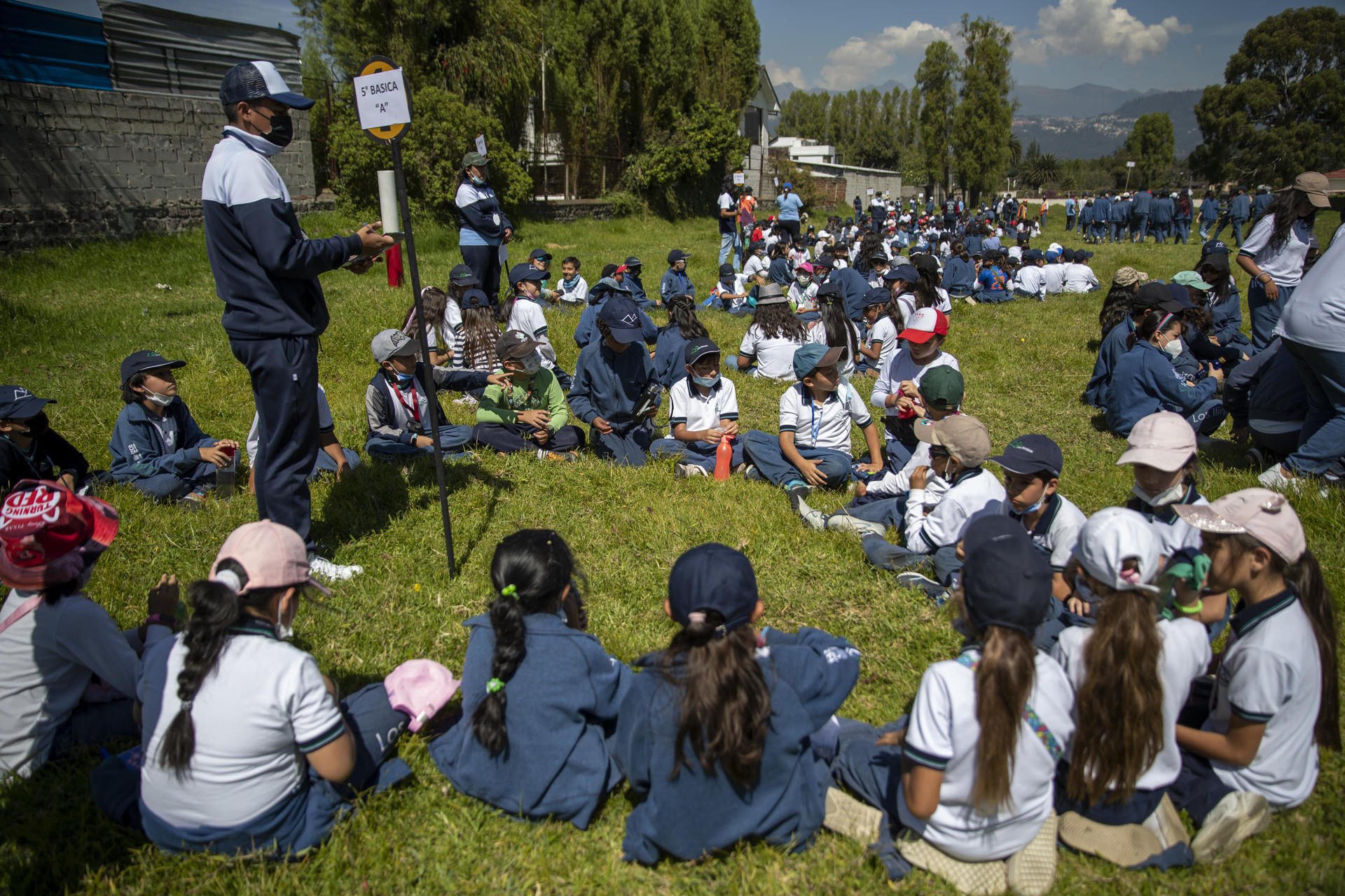 Fotografía de archivo de un grupo de estudiantes de un colegio en el Valle de los Chillos, en Quito (Ecuador). EFE/José Jácome