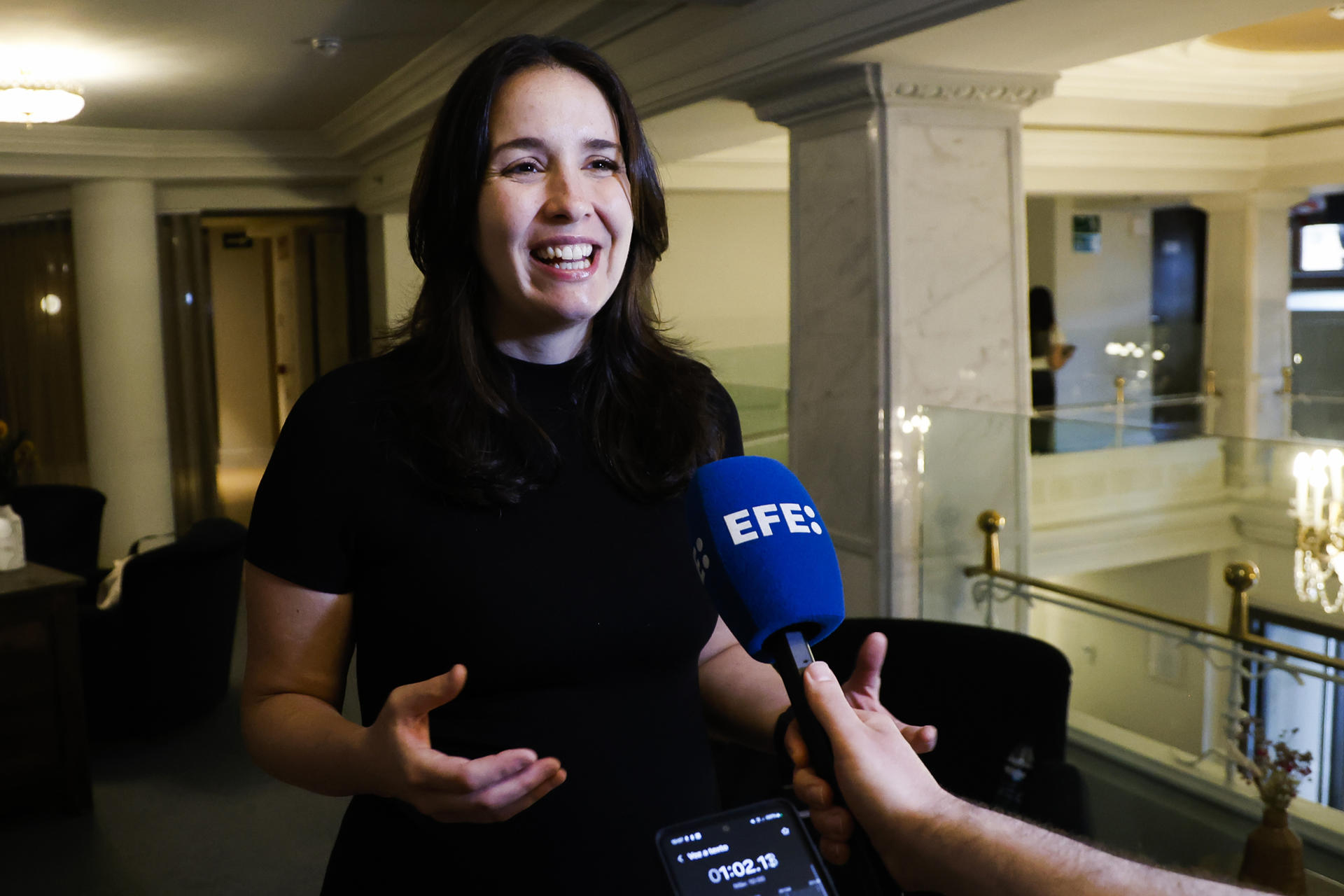 La directora de cine costarricense Antonella Sudasassi durante la entrevista con EFE en la que ha pedido a los gobiernos de los países iberoamericanos impulso, apoyo y fortalecimiento para la industria del cine de la región, antes de asistir a la duodécima ceremonia de los Premios Platino, donde su película ‘Memorias de un cuerpo que arde’ está nominada en cuatro categorías. EFE/ David Fernández