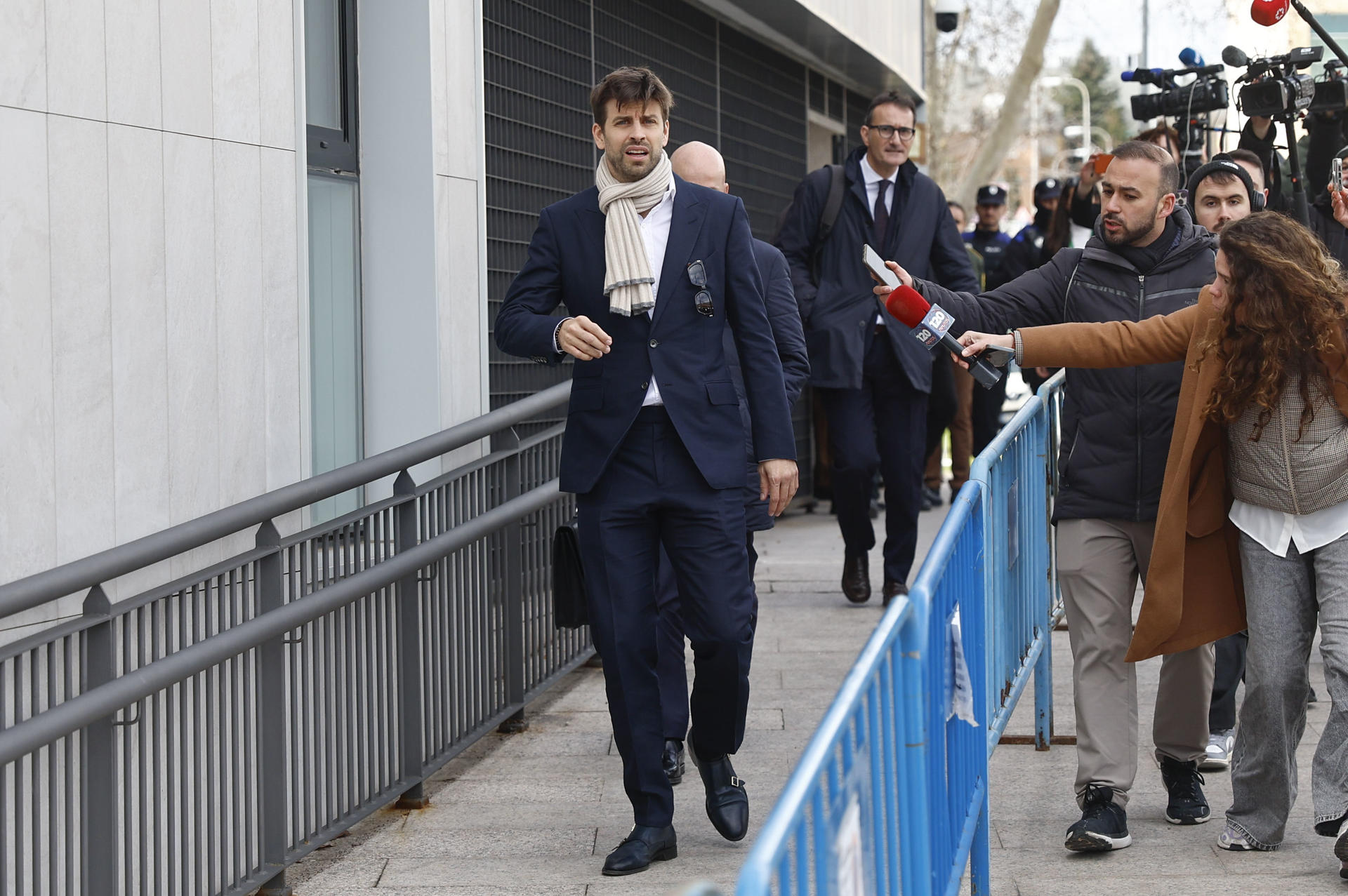 Foto de archivo del exjugador del Barcelona Gerard Piqué tras salir de un juzgado de Majadahonda (Madrid). EFE/Rodrigo Jiménez