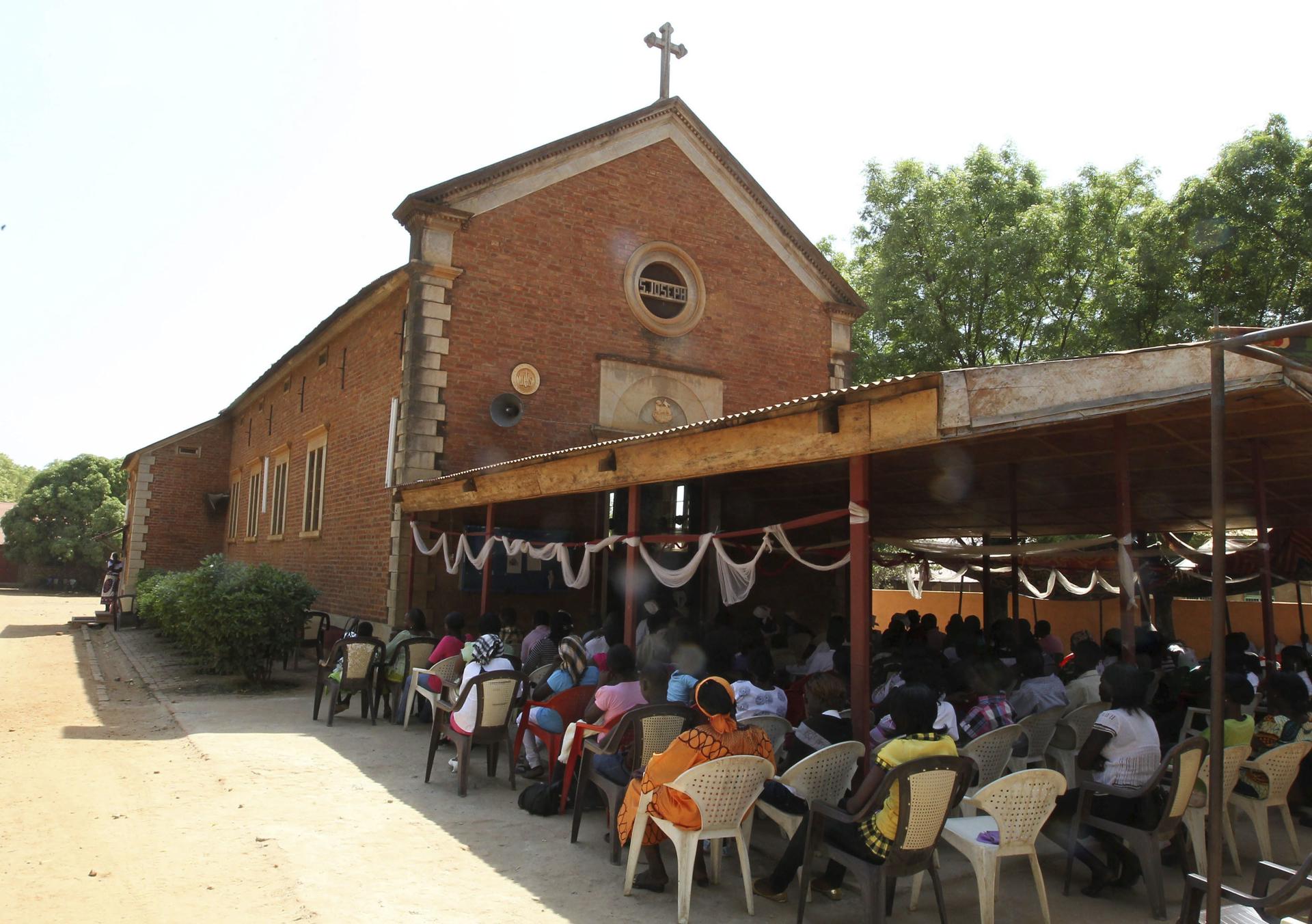 Foto archivo. Mujeres católicas rezan en Yuba (Sudán). EFE/Mohamed Messara