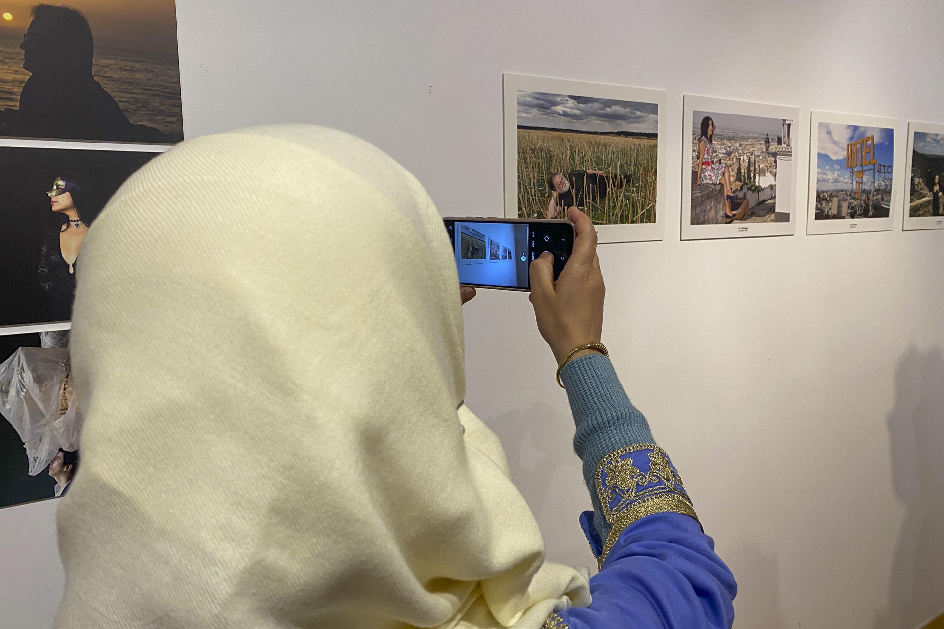 La exposición 'Navegantes de la balsa de piedra' inaugurada este martes en Rabat invita al público a un diálogo entre la literatura y la fotografía a través de retratos de escritores españoles, latinoamericanos y marroquíes realizados por el fotógrafo argentino Daniel Mordzinsk. EFE/Fátima Zohra Bouaziz