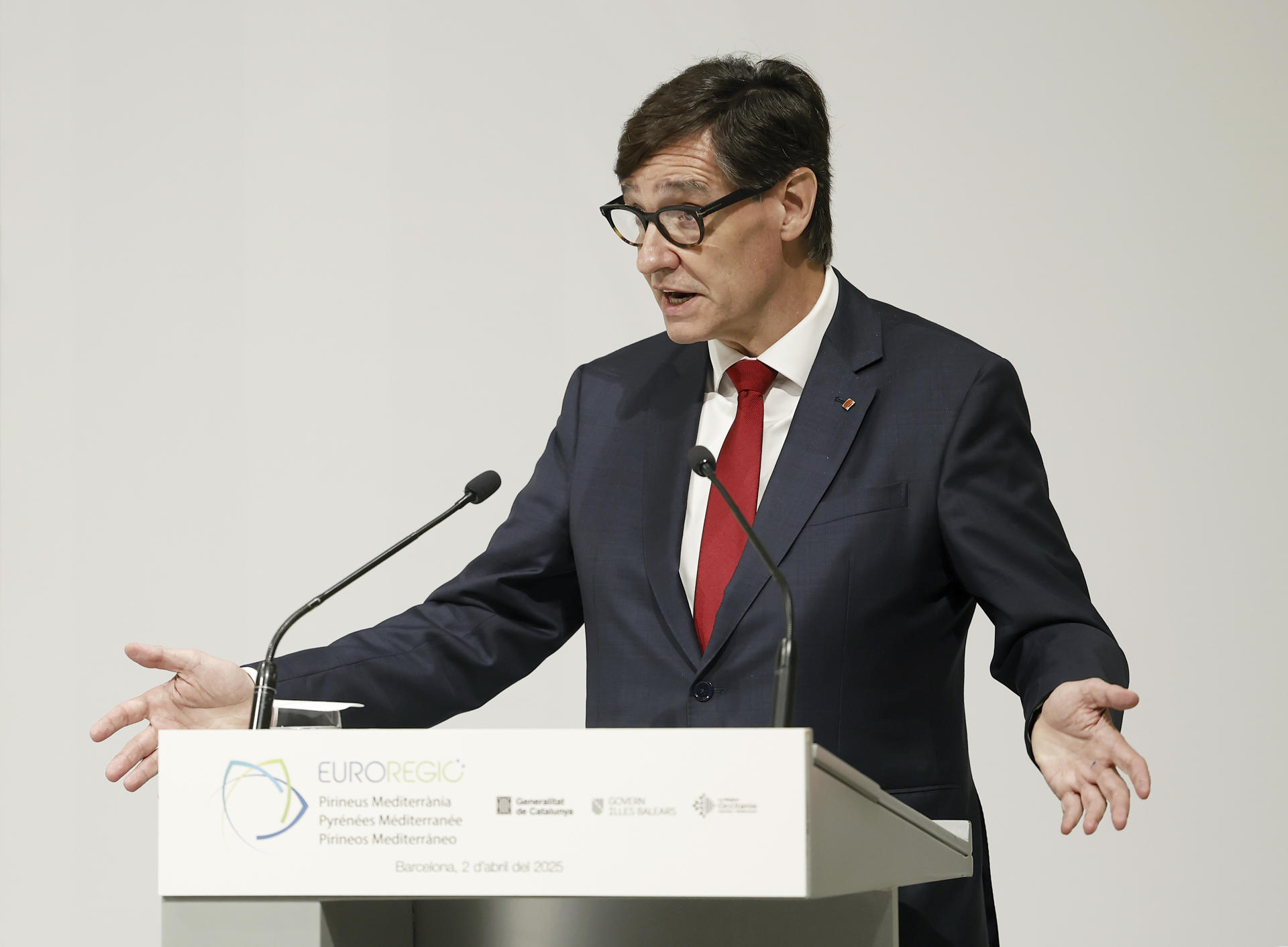 El presidente catalán, Salvador Illa (i), interviene durante el acto de traspaso de la presidencia de la Eurorregión Pirineos Mediterráneo, que durante los próximos dos años asumirá el ejecutivo balear , un acto celebrado este miércoles al que ha asistido   la, consellera de la Presidencia balear, Antònia Maria Estarellas .EFE/ Andreu Dalmau