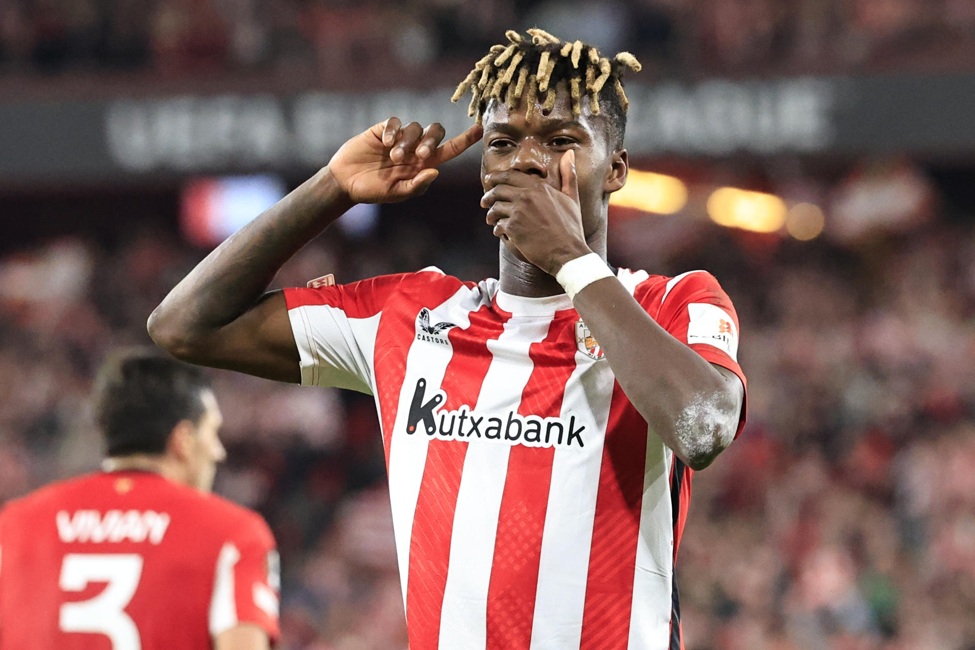 El delantero del Athletic Club Nico Williams celebra su gol durante el partido de vuelta de los cuartos de final de la Liga Europa que Athletic Club y Glasgow Rangers FC disputan hoy jueves en el estadio de San Mamés. EFE/ Miguel Toña