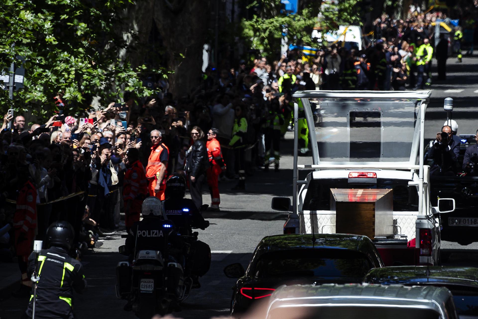 La gente se agrupa al paso del cortejo fúnebre de Francisco por las calles de Roma, desde la basílica de San Pedro a la basílica de Santa María la Mayor, el 26 de abril de 2025. EFE/EPA/ANGELO CARCONI