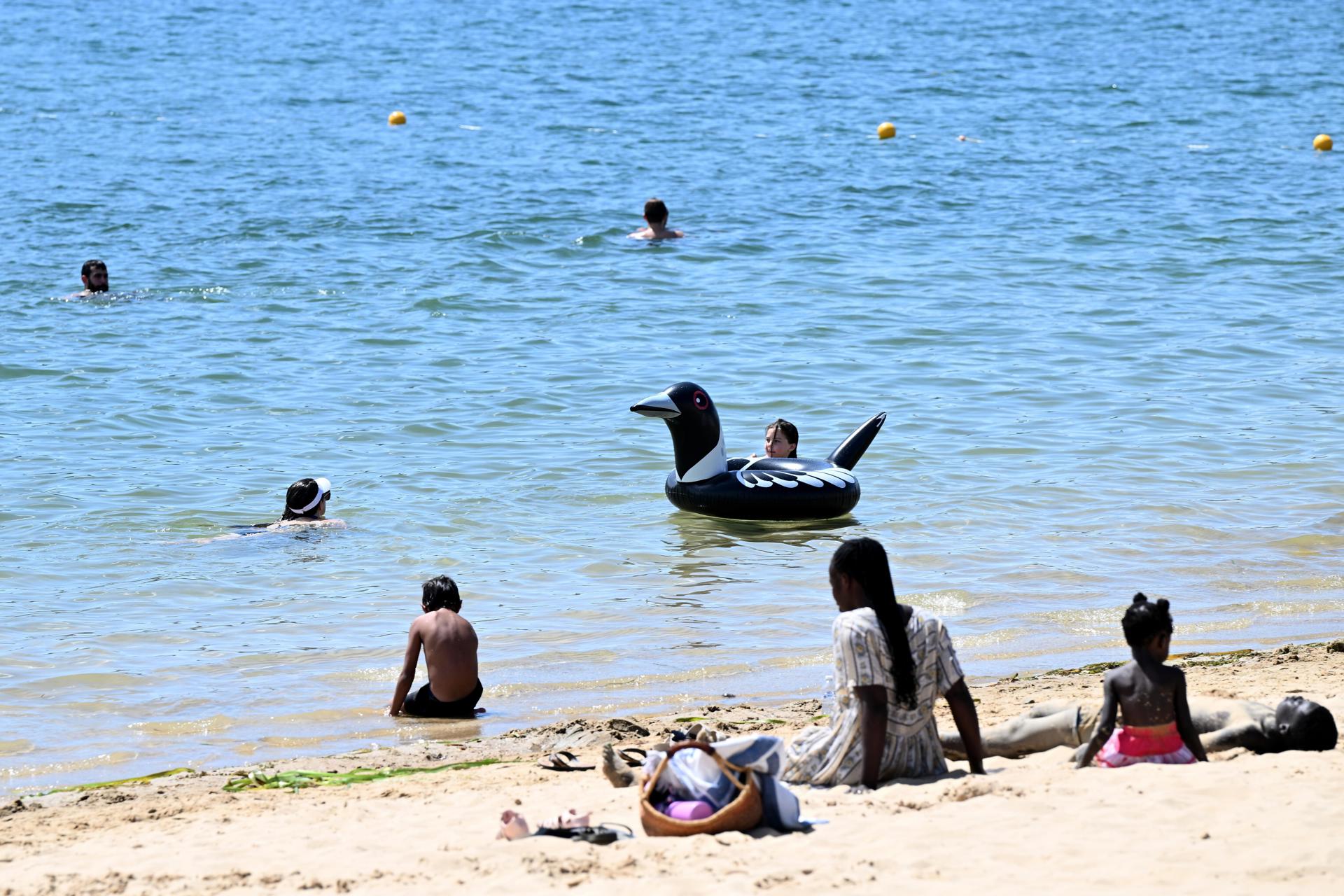 Fotografía de archivo, tomada el 17/12/2024, que muestra a personas en una playa de Sídney. EFE/EPA/DAN HIMBRECHTS AUSTRALIA AND NEW ZEALAND OUT