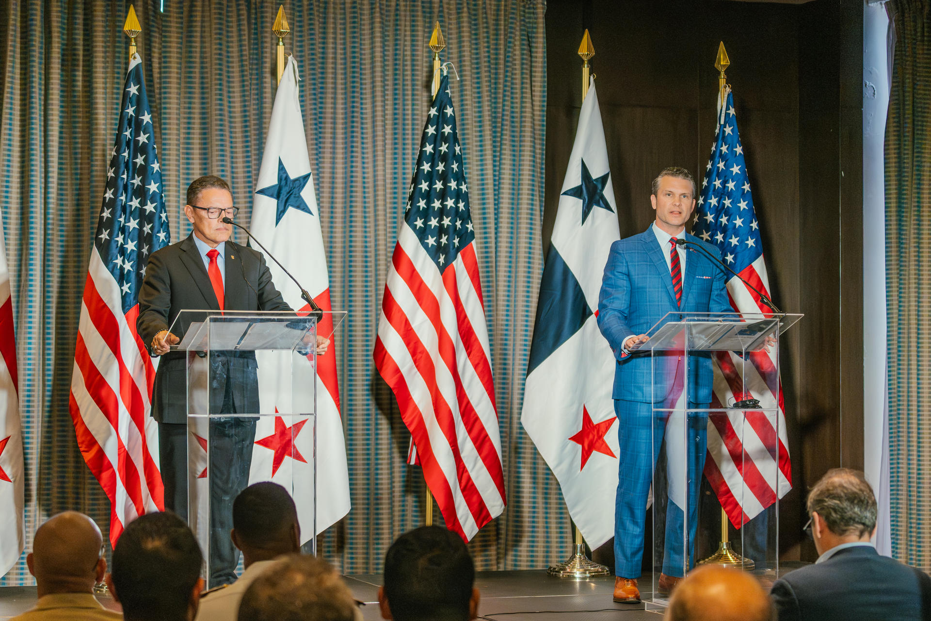 El ministro de Seguridad Pública de Panamá, Frank Alexis Abrego (i), y el secretario de Defensa de Estados Unidos, Peter Hegset, participan en una rueda de prensa tras la firma de un acuerdo este miércoles, en el Hotel Hilton de Ciudad de Panamá (Panamá). EFE/ Walter Hurtado