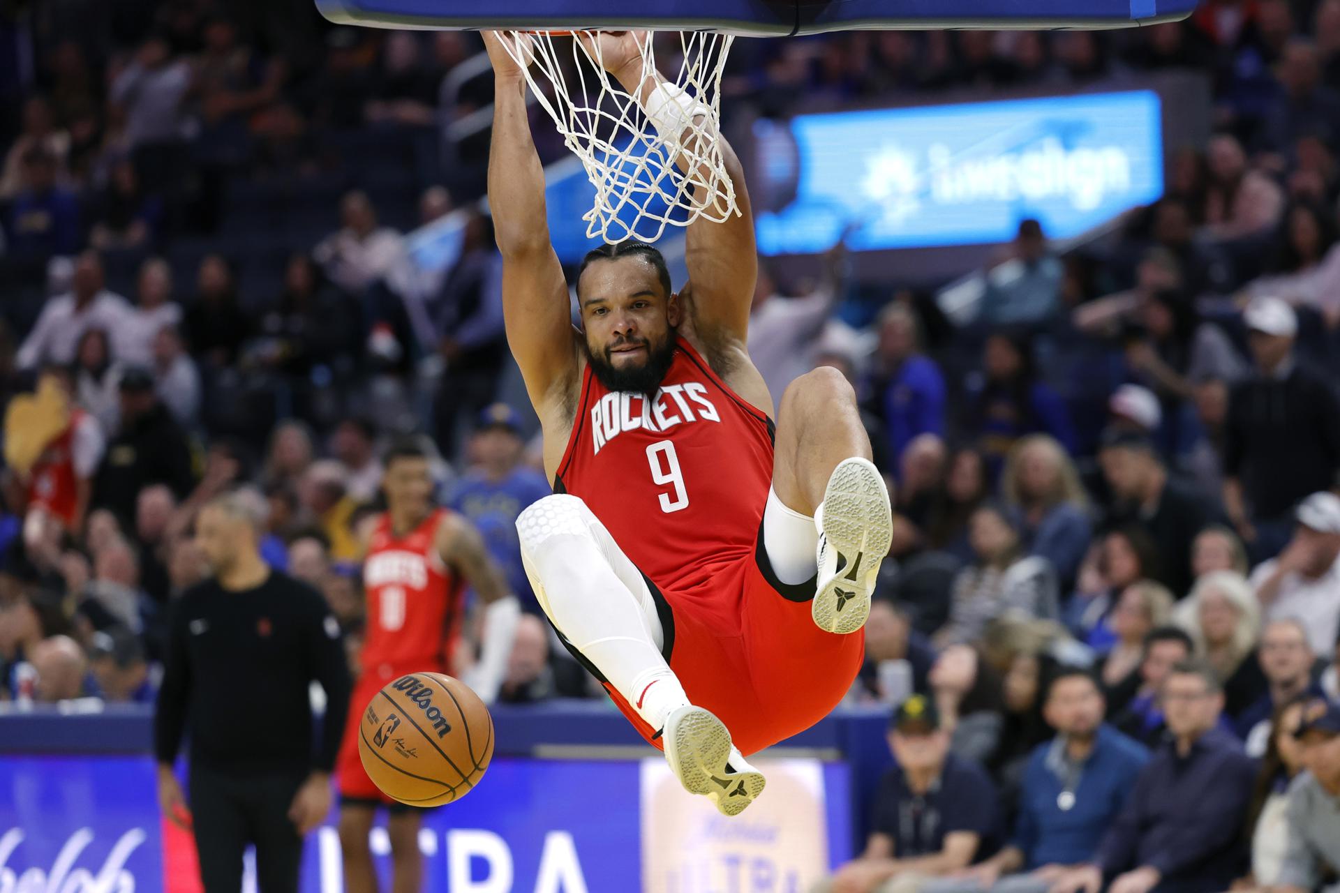 El alero de los Houston Rockets, Dillon Brooks, anota este domingo durante el juego que su equipo ganó por 96-106 en San Francisco, la casa de los Golden State Warriors. EFE/EPA/JOHN G. MABANGLO
