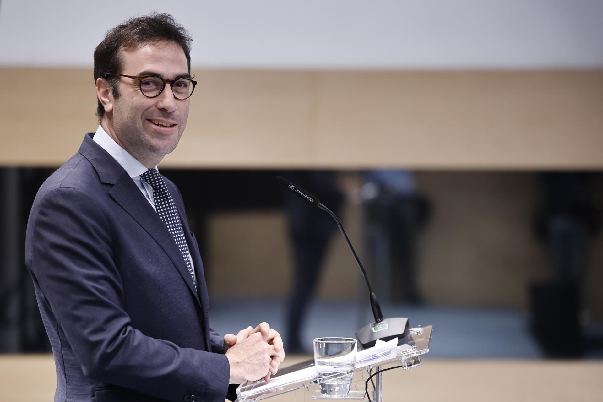 Imagen de archivo del ministro de Economía Carlos Cuerpo durante la rueda de prensa tras el Consejo Interterritorial de Internacionalización celebrado en Madrid para analizar la respuesta de España para mitigar el impacto de la guerra arancelaria. EFE/ Sergio Pérez